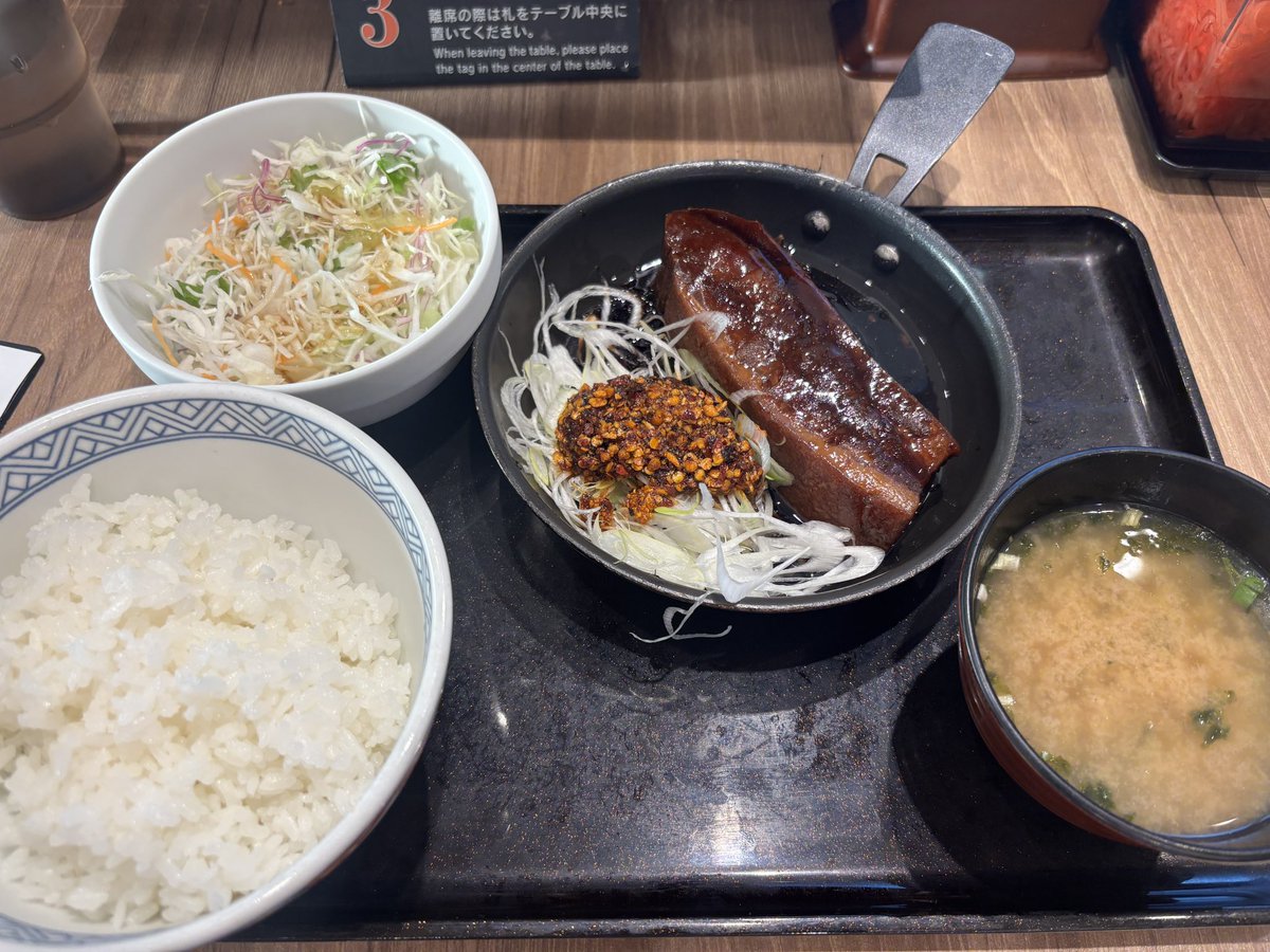 nobo0612k's tweet photo. #吉野家
#豚の角煮
美味いけどら高い💦
ランチです。 https://t.co/YUcmQLCrzv