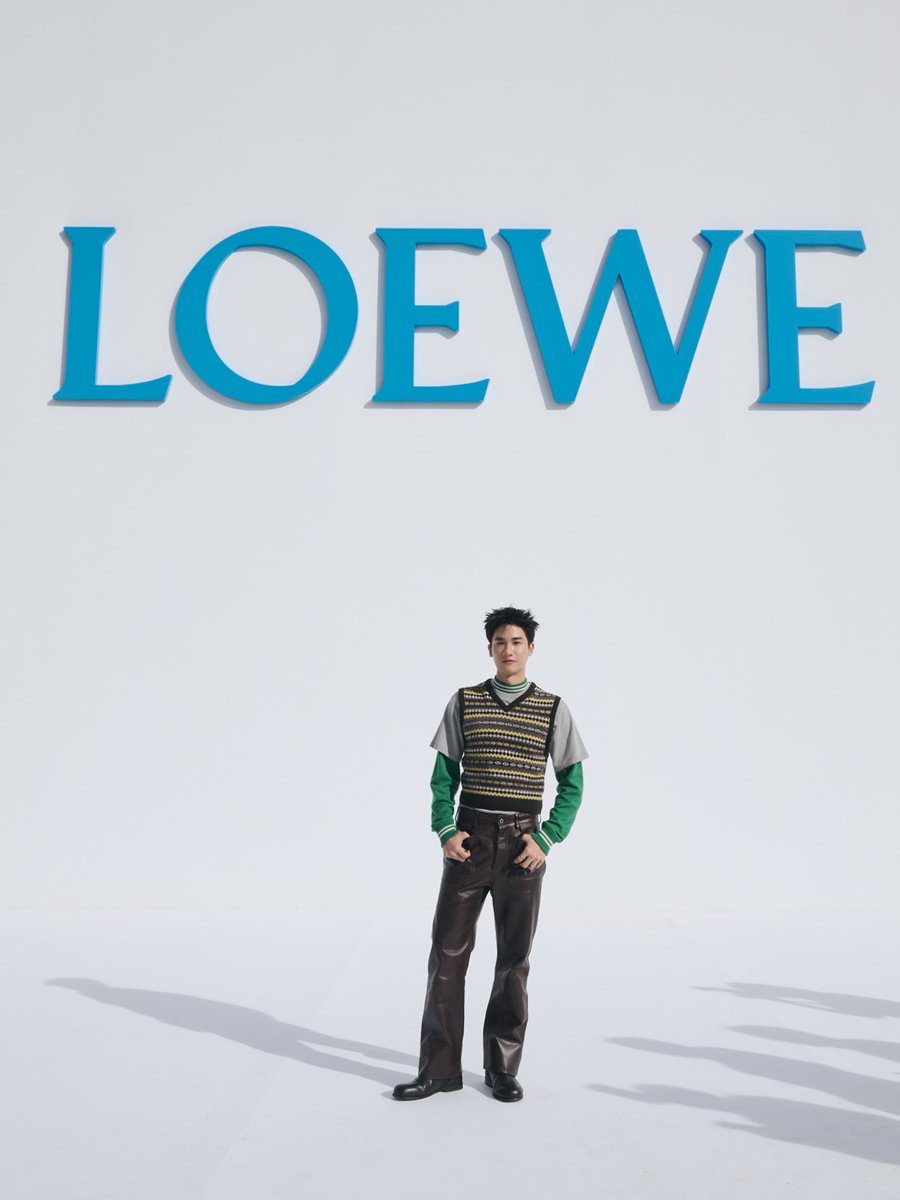 GMMTV's tweet photo. "เต ตะวัน" LOEWE Brand Ambassador เข้าร่วมชมโชว์ LOEWE Spring Summer 2027 ณ กรุงปารีส ประเทศฝรั่งเศส เมื่อวันที่ 2 ตุลาคมที่ผ่านมา

#LOEWE #LOEWESS27 
#LOEWExTayTawan
#GMMTV https://t.co/zjoBuqxD0l