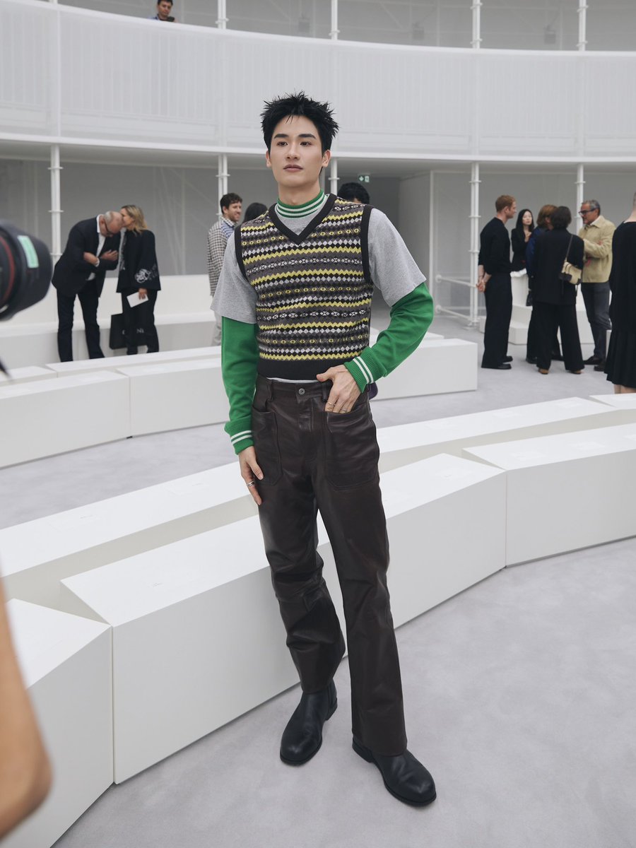 GMMTV's tweet photo. "เต ตะวัน" LOEWE Brand Ambassador เข้าร่วมชมโชว์ LOEWE Spring Summer 2027 ณ กรุงปารีส ประเทศฝรั่งเศส เมื่อวันที่ 2 ตุลาคมที่ผ่านมา

#LOEWE #LOEWESS27 
#LOEWExTayTawan
#GMMTV https://t.co/zjoBuqxD0l