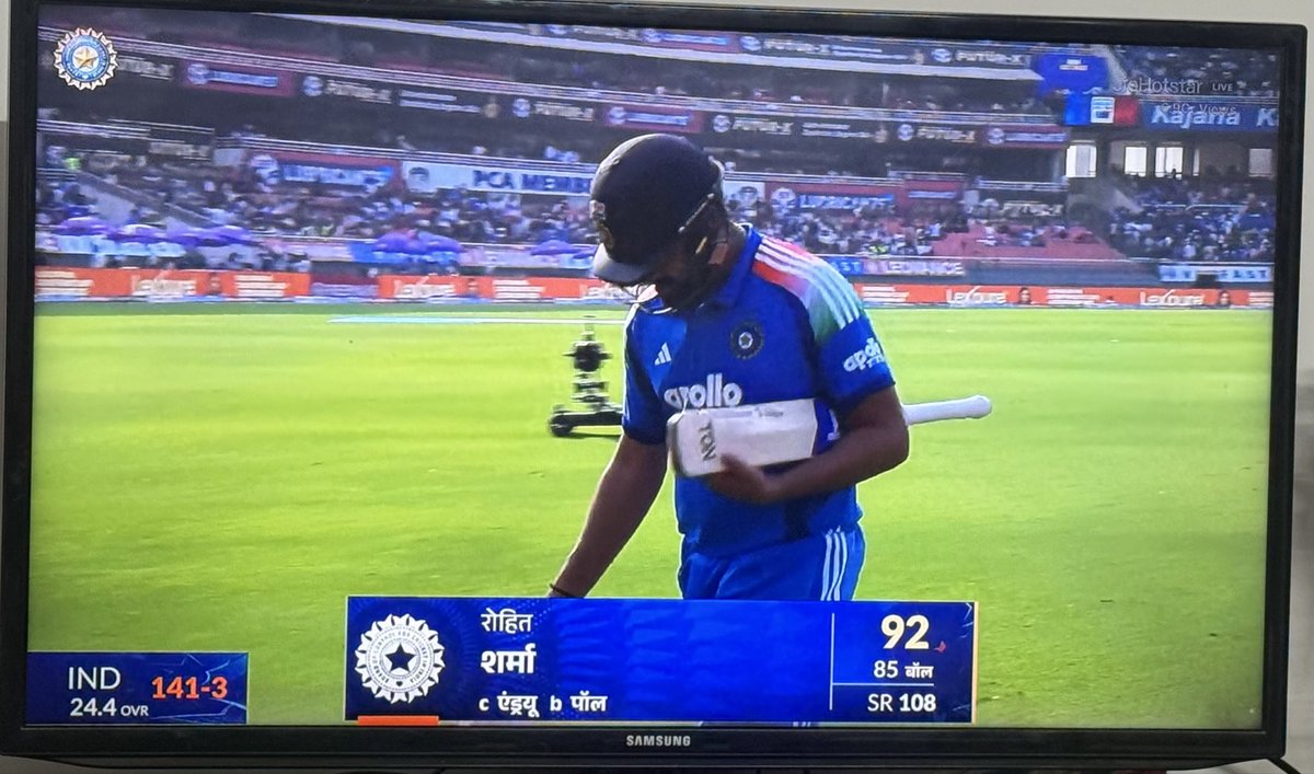 AnilksharmaK's tweet photo. This is called pure #stupidity @ImRo45, playing at 92 &amp; 25 overs to go, u r a matured man &amp; experienced player, when will u show maturity? not many games left for you, may be-total 15/20, ur Aim shd be score max runs &amp; today 200 was loading for u as u were not looking exhausted. https://t.co/fN2qQRY02U