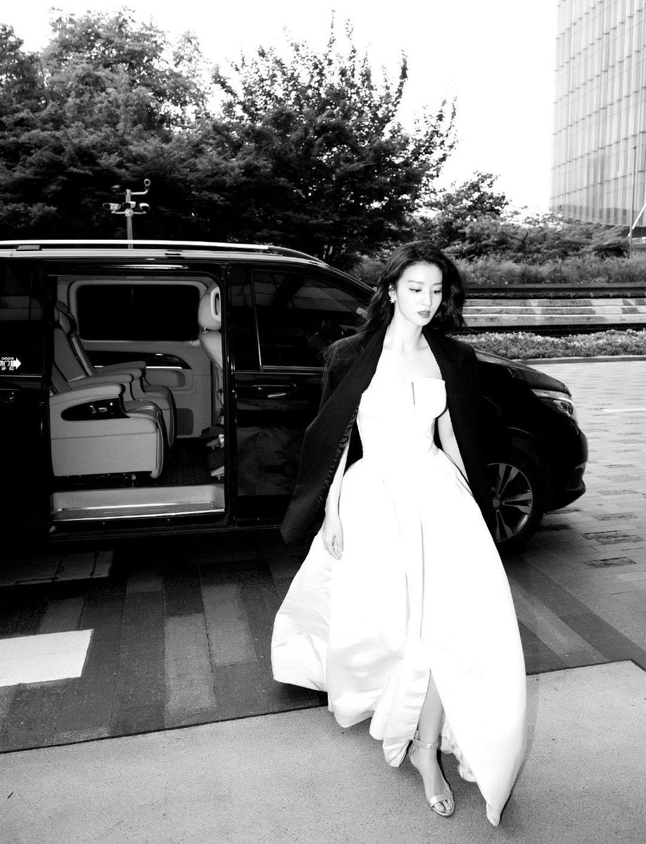 DivineBallads's tweet photo. ⠀ 
📍 PARIS, FRANCE  |  #DearJosephine

Last day in Paris, spent dolling myself up to meet someone de spécial, with a glass of wine along the way.

Truly loved the quiet galleries, beautiful couture, and the simple pleasure of being here.
⠀ https://t.co/dirvttRsNM