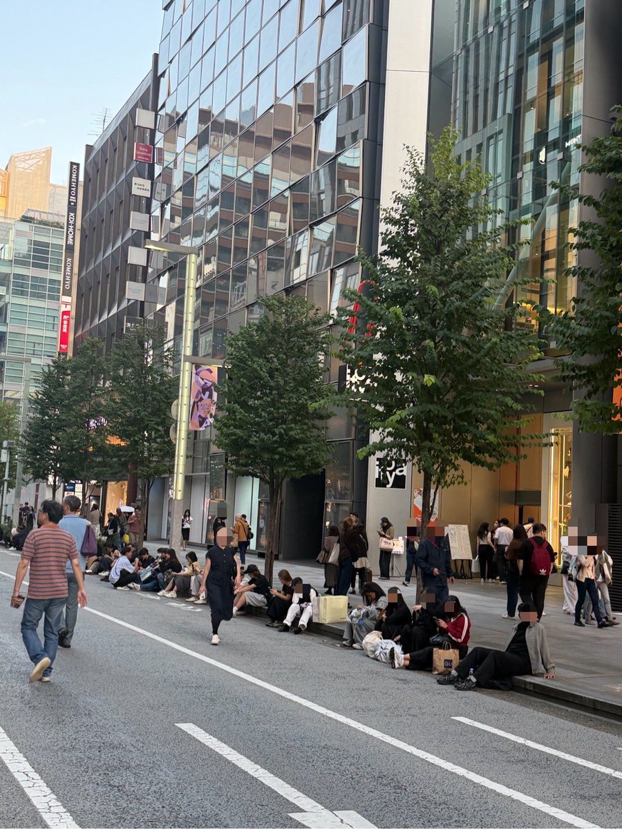 miura_takako's tweet photo. 今日の銀座中央通り。
伊東屋の前にズラーっと座る人々。全員外国人。中には座り込んで何かを食べている人も。
やれやれ。 https://t.co/d4HdE5JwC3