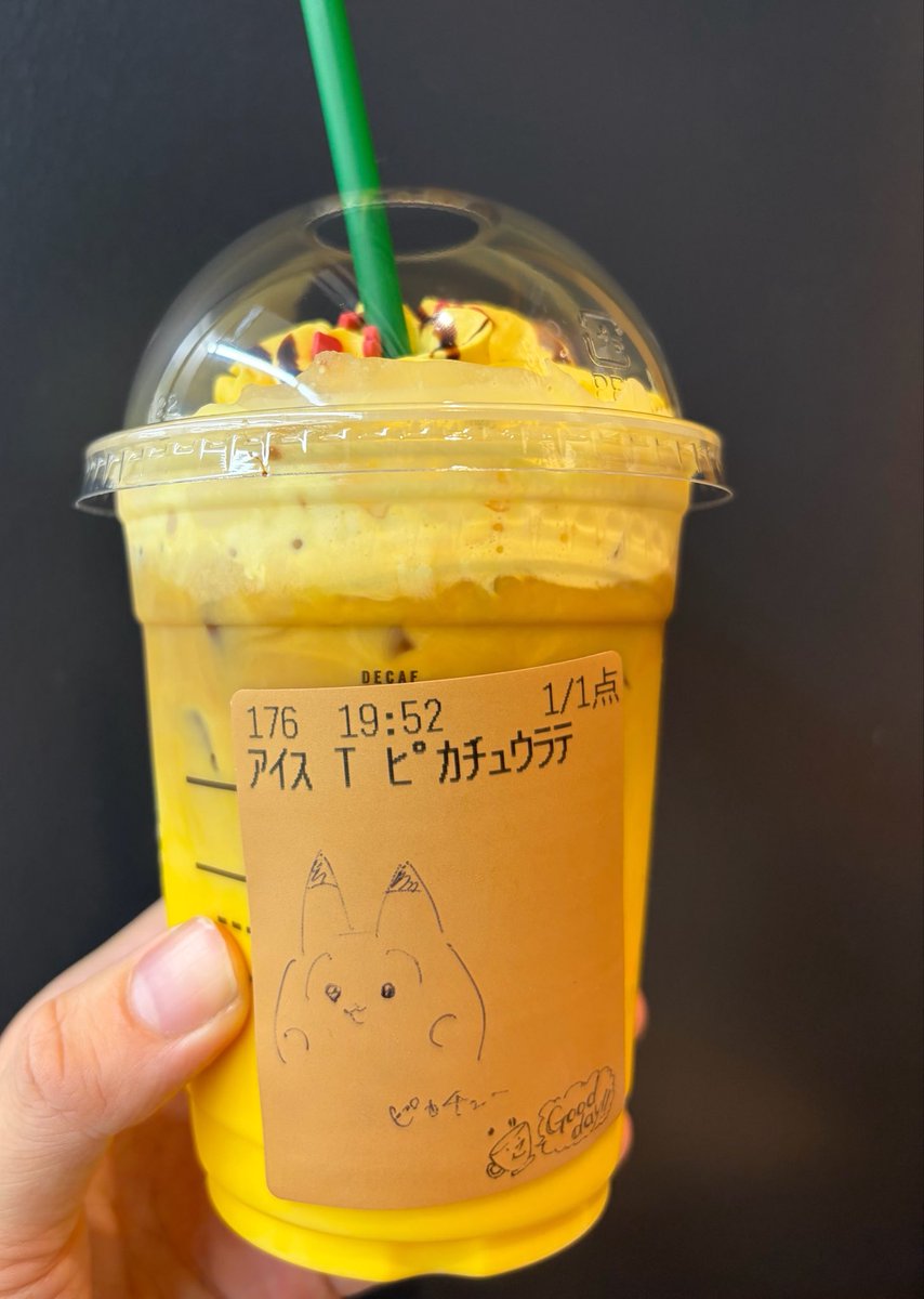 mia__chiikawa's tweet photo. スタバのピカチュウラテ頼んでみたら、ピカチュウとコラボしたプルャ描いてもらった🐰💓💓 https://t.co/Hhf7eUcnw2