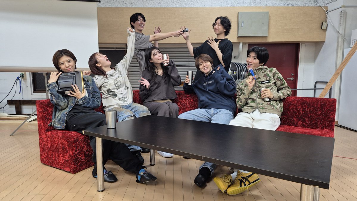 aoi_snamob's tweet photo. /／
#スナック・モブキャラ 🥃
毎日投稿キャンペーン📸✨
\＼

本日の集合写真テーマは…

＼ みんなでカラオケ🎤／
稽古場も大盛り上がりです🪩

開幕まであと4日🎶

📅10/07(水)〜10/13(火)
📍博品館劇場

🔗公式HP
https://t.co/MpFOgU9OWd

#スナモブ https://t.co/fjX2w8MmRl