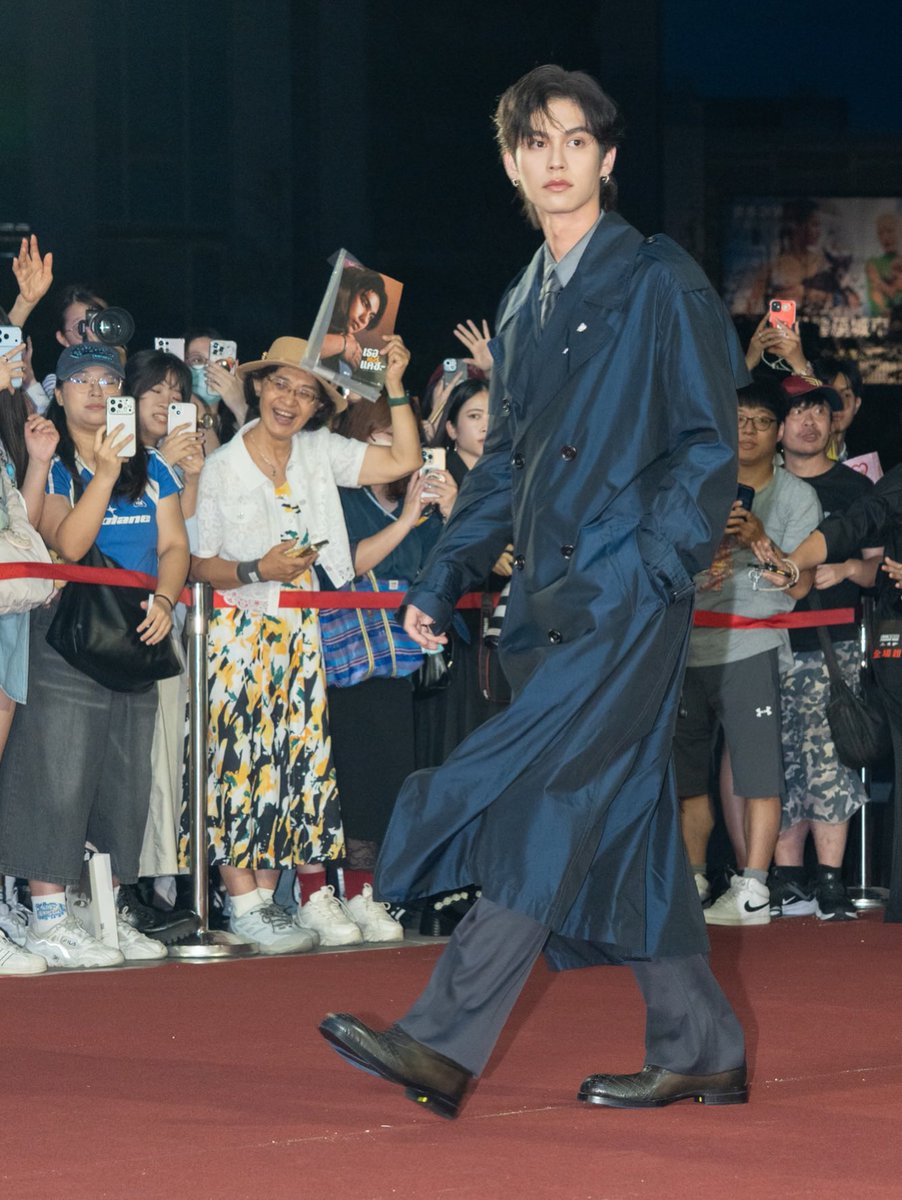 aaomwn's tweet photo. คุณไบร์ทบน red carpet โดยมีแบล็คกราวน์เป็นไบร์ทเอส แงงพ้มมีน้ำตา รูปสมบูรณ์แบบมาก🥺🤍✨

BRIGHT X TAIPEI FW
#TPEFWSS26xBRIGHT
#TPEFW #bbrightvc https://t.co/nY0toiBvUr
