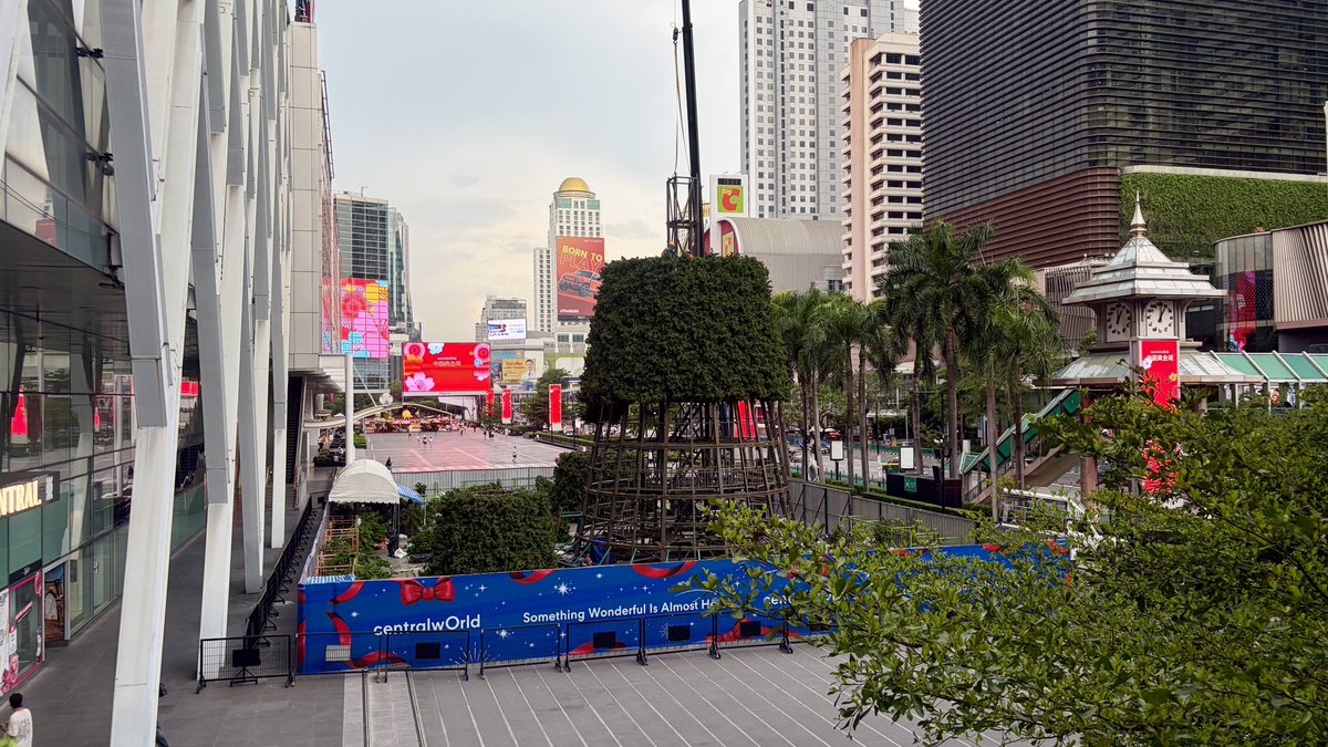 IceApple1995's tweet photo. ความคืบหน้าของต้นคริสต์มาสหน้า Central World วันนี้โครงเหล็กต้นก็ค่อยๆ สูงขึ้นแล้ว และมีการประดับใบเขียวเพิ่มขึ้นครับ คาดว่าแล้วเสร็จประมาณเดือนหน้า
#centralwOrld #คริสต์มาส2026 #christmas2026 #christmastree #bangkok #ratchaprasong #ราชประสงค์ #เซ็นทรัลเวิลด์ https://t.co/Gmc8jZ3Y1Z
