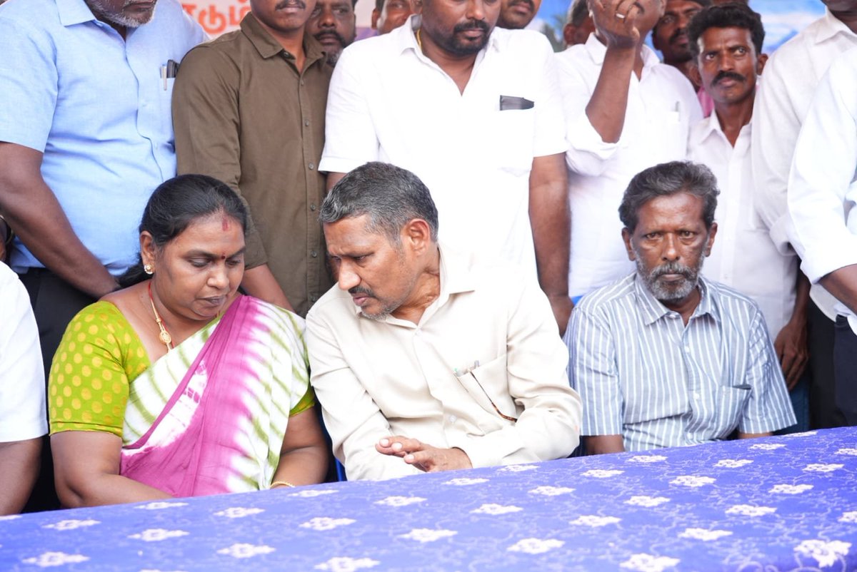 OffVanniArasu's tweet photo. கவின் குடும்பத்தினரின் நீதிப் போராட்டத்திற்கு அரசு துணை நிற்கும்!

நெல்லை கவின் ஆணவப் படுகொலை வழக்கில், முதன்மை குற்றவாளி சுர்ஜித்தின் பெற்றோர்கள் விடுவிக்கப்பட்ட தீர்ப்புக்கு எதிராக தமிழ்நாடு அரசு மேல்முறையீடு செய்ய வேண்டும் என்ற கோரிக்கையை வலியுறுத்தி காத்திருப்பு போராட்டத்தில் ஈடுபட்டு வந்த கவினின் பெற்றோரை, மாண்புமிகு சமூக நீதித்துறை அமைச்சர் திரு. வன்னி அரசு அவர்கள் இன்று (03.10.26) நேரில் சந்தித்தார்.

'கவினுக்கு நீதி கிடைக்கும் வரை நமது அரசு உங்களுக்கு துணையாக நிற்கும். நான் இங்கு அமைச்சராக வரவில்லை, உங்களில் ஒருவனாக வந்து இந்தப் போராட்டத்தில் நிற்கிறேன். எப்போதும் நிற்பேன்' என்று கவின் பெற்றோரிடம் மாண்புமிகு அமைச்சர் அவர்கள் தெரிவித்தார்.

மேலும், அரசு சார்பில் விரைவில் மேல்முறையீடு செய்யப்படும் என்றும், இந்த வழக்கில் சிறப்பு அரசு வழக்கறிஞராக திரு. ப.பா. மோகன் அவர்களை நியமிக்க வேண்டும் என்ற கவின் பெற்றோரின் கோரிக்கை, துறை அமைச்சரின் கவனத்திற்கு கொண்டு செல்லப்படும் என்றும் உறுதி அளித்தார்.

அரசின் உறுதிமொழியை ஏற்று தங்களது காத்திருப்பு போராட்டத்தை கைவிடுவதாக கவினின் பெற்றோர் அறிவித்தனர். மாண்புமிகு தமிழ்நாடு முதலமைச்சர் திரு.ச. ஜோசப் விஜய்  அவர்களுக்கும், மாண்புமிகு சட்டத்துறை அமைச்சர் திரு. சி.டி.ஆர். நிர்மல் குமார் அவர்களுக்கும், மாண்புமிகு சமூக நீதித்துறை அமைச்சர் திரு. வன்னி அரசு அவர்களுக்கும் தங்கள் நன்றியை தெரிவித்தனர்.

@CMOTamilnadu 
@CTR_Nirmalkumar 
@VanniTamizhVCK 
@TNDIPRNEWS

#VanniArasu
#SocialJustice
#TamilNadu