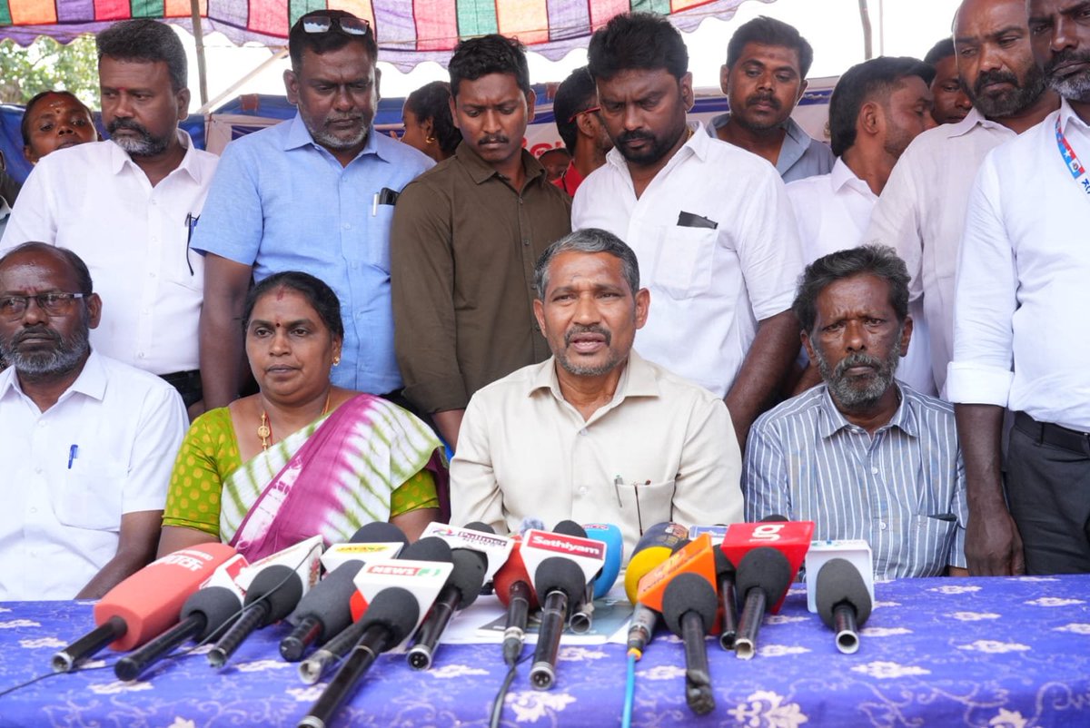 OffVanniArasu's tweet photo. கவின் குடும்பத்தினரின் நீதிப் போராட்டத்திற்கு அரசு துணை நிற்கும்!

நெல்லை கவின் ஆணவப் படுகொலை வழக்கில், முதன்மை குற்றவாளி சுர்ஜித்தின் பெற்றோர்கள் விடுவிக்கப்பட்ட தீர்ப்புக்கு எதிராக தமிழ்நாடு அரசு மேல்முறையீடு செய்ய வேண்டும் என்ற கோரிக்கையை வலியுறுத்தி காத்திருப்பு போராட்டத்தில் ஈடுபட்டு வந்த கவினின் பெற்றோரை, மாண்புமிகு சமூக நீதித்துறை அமைச்சர் திரு. வன்னி அரசு அவர்கள் இன்று (03.10.26) நேரில் சந்தித்தார்.

'கவினுக்கு நீதி கிடைக்கும் வரை நமது அரசு உங்களுக்கு துணையாக நிற்கும். நான் இங்கு அமைச்சராக வரவில்லை, உங்களில் ஒருவனாக வந்து இந்தப் போராட்டத்தில் நிற்கிறேன். எப்போதும் நிற்பேன்' என்று கவின் பெற்றோரிடம் மாண்புமிகு அமைச்சர் அவர்கள் தெரிவித்தார்.

மேலும், அரசு சார்பில் விரைவில் மேல்முறையீடு செய்யப்படும் என்றும், இந்த வழக்கில் சிறப்பு அரசு வழக்கறிஞராக திரு. ப.பா. மோகன் அவர்களை நியமிக்க வேண்டும் என்ற கவின் பெற்றோரின் கோரிக்கை, துறை அமைச்சரின் கவனத்திற்கு கொண்டு செல்லப்படும் என்றும் உறுதி அளித்தார்.

அரசின் உறுதிமொழியை ஏற்று தங்களது காத்திருப்பு போராட்டத்தை கைவிடுவதாக கவினின் பெற்றோர் அறிவித்தனர். மாண்புமிகு தமிழ்நாடு முதலமைச்சர் திரு.ச. ஜோசப் விஜய்  அவர்களுக்கும், மாண்புமிகு சட்டத்துறை அமைச்சர் திரு. சி.டி.ஆர். நிர்மல் குமார் அவர்களுக்கும், மாண்புமிகு சமூக நீதித்துறை அமைச்சர் திரு. வன்னி அரசு அவர்களுக்கும் தங்கள் நன்றியை தெரிவித்தனர்.

@CMOTamilnadu 
@CTR_Nirmalkumar 
@VanniTamizhVCK 
@TNDIPRNEWS

#VanniArasu
#SocialJustice
#TamilNadu