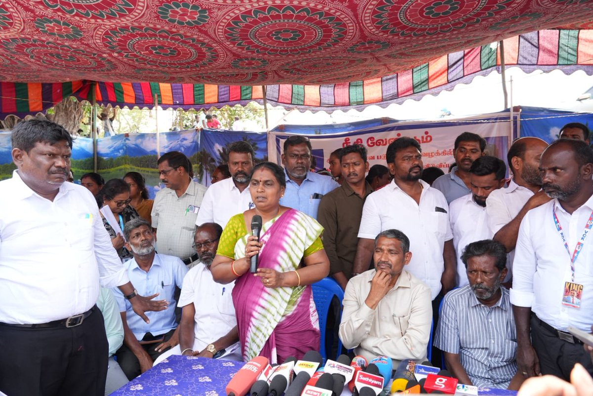 OffVanniArasu's tweet photo. கவின் குடும்பத்தினரின் நீதிப் போராட்டத்திற்கு அரசு துணை நிற்கும்!

நெல்லை கவின் ஆணவப் படுகொலை வழக்கில், முதன்மை குற்றவாளி சுர்ஜித்தின் பெற்றோர்கள் விடுவிக்கப்பட்ட தீர்ப்புக்கு எதிராக தமிழ்நாடு அரசு மேல்முறையீடு செய்ய வேண்டும் என்ற கோரிக்கையை வலியுறுத்தி காத்திருப்பு போராட்டத்தில் ஈடுபட்டு வந்த கவினின் பெற்றோரை, மாண்புமிகு சமூக நீதித்துறை அமைச்சர் திரு. வன்னி அரசு அவர்கள் இன்று (03.10.26) நேரில் சந்தித்தார்.

'கவினுக்கு நீதி கிடைக்கும் வரை நமது அரசு உங்களுக்கு துணையாக நிற்கும். நான் இங்கு அமைச்சராக வரவில்லை, உங்களில் ஒருவனாக வந்து இந்தப் போராட்டத்தில் நிற்கிறேன். எப்போதும் நிற்பேன்' என்று கவின் பெற்றோரிடம் மாண்புமிகு அமைச்சர் அவர்கள் தெரிவித்தார்.

மேலும், அரசு சார்பில் விரைவில் மேல்முறையீடு செய்யப்படும் என்றும், இந்த வழக்கில் சிறப்பு அரசு வழக்கறிஞராக திரு. ப.பா. மோகன் அவர்களை நியமிக்க வேண்டும் என்ற கவின் பெற்றோரின் கோரிக்கை, துறை அமைச்சரின் கவனத்திற்கு கொண்டு செல்லப்படும் என்றும் உறுதி அளித்தார்.

அரசின் உறுதிமொழியை ஏற்று தங்களது காத்திருப்பு போராட்டத்தை கைவிடுவதாக கவினின் பெற்றோர் அறிவித்தனர். மாண்புமிகு தமிழ்நாடு முதலமைச்சர் திரு.ச. ஜோசப் விஜய்  அவர்களுக்கும், மாண்புமிகு சட்டத்துறை அமைச்சர் திரு. சி.டி.ஆர். நிர்மல் குமார் அவர்களுக்கும், மாண்புமிகு சமூக நீதித்துறை அமைச்சர் திரு. வன்னி அரசு அவர்களுக்கும் தங்கள் நன்றியை தெரிவித்தனர்.

@CMOTamilnadu 
@CTR_Nirmalkumar 
@VanniTamizhVCK 
@TNDIPRNEWS

#VanniArasu
#SocialJustice
#TamilNadu