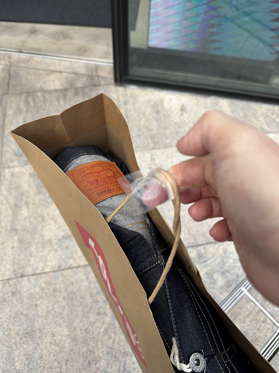cojyax's tweet photo. 買ってきました！めちゃ嬉しい！
今回原宿店はざっくり80着ぐらい当選してたかな
#リーバイス
#S506XX
#大戦モデル https://t.co/mSmDVlVv1o