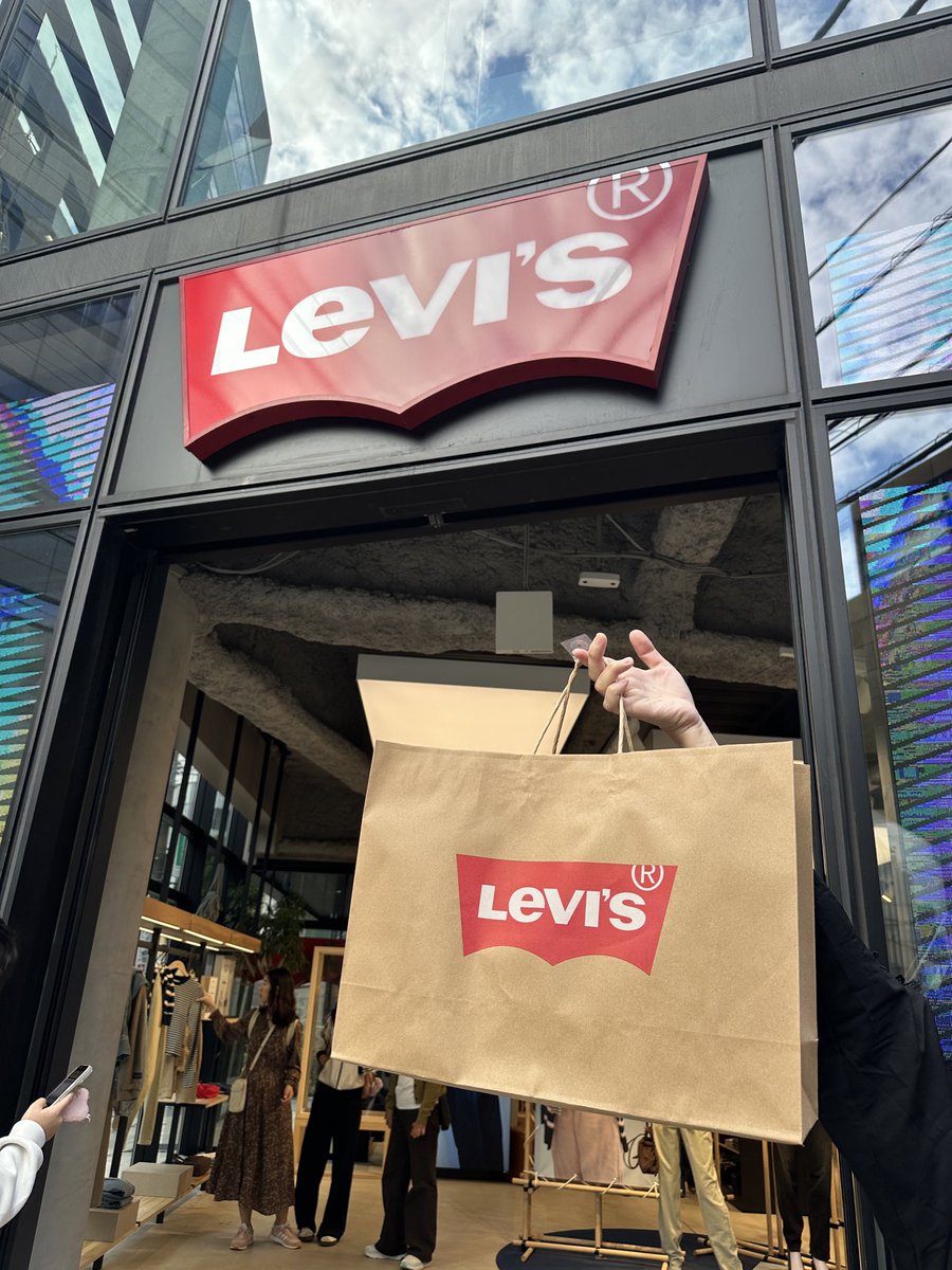 cojyax's tweet photo. 買ってきました！めちゃ嬉しい！
今回原宿店はざっくり80着ぐらい当選してたかな
#リーバイス
#S506XX
#大戦モデル https://t.co/mSmDVlVv1o