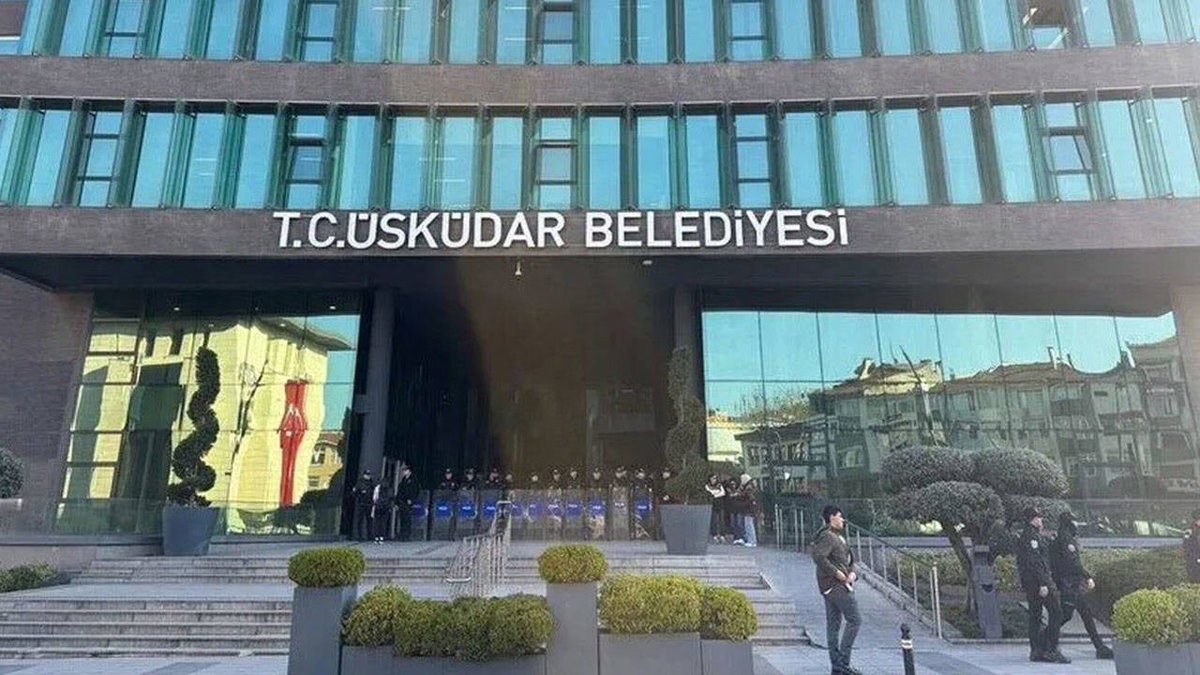 ToplumsalMht229's tweet photo. Üsküdar Belediyesi’nde 29 emekçi daha işten çıkarıldı

AKP’li yönetimin Üsküdar Belediyesi’ndeki işçi kıyımı sürüyor. Üsküdar’ın AKP yönetimine geçmesinden bu yana işten çıkarılan işçi sayısı 56’ya yükseldi.

��oğunluğu temizlik ve saha işlerinde çalışan emekçilere “performans yetersizliği” gerekçesi gösterildi. İşten çıkarılanların tamamının Sinem Dedetaş döneminde işe alındığı öğrenildi.

İşçilerin işten çıkarıldığı saatlerde AKP’li Başkanvekili Dündar Ziya Gültekin, Erdoğan’la görüşüyordu.

Melisa Ay- Birgün