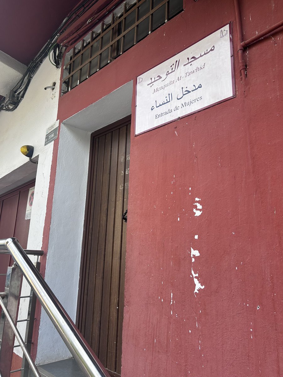 EmilioMontilla_'s tweet photo. Tener esta basura detrás de la casa de mis padres me pone enfermo. 

Que en un país moderno se permita que las mujeres tengan que entrar por otra puerta es uno de los síntomas más evidentes de la degeneración de Occidente.

Asco infinito. https://t.co/82OygYEGCu
