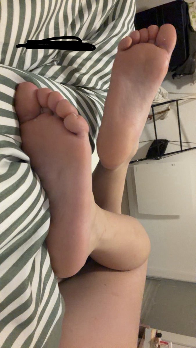 o75019k's tweet photo. Les pieds de mon ex :) ceux qui veulent les tarifs allez voir sur mon profil et pour son snap ou autre info venez privé :)

#feet #fetichiste #moneyslave #pieds #soumis https://t.co/o807spMS2n