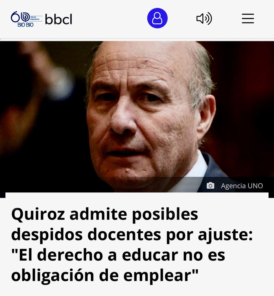 Eneatipo7's tweet photo. CARTA  ABIERTA  AL  MINISTRO  DE  HACIENDA  JORGE  QUIROZ

Ministro Quiroz: @MinistroQuiroz 

El problema no es que Ud., haya hecho un ajuste presupuestario. El problema es que, al explicarlo, dejó en evidencia una comprensión peligrosamente simplista de aquello que pretende administrar. Reducir profesores porque disminuye la matrícula es simplemente, no entender cómo funciona la educación.

Ha dicho que la caída de la natalidad exige “eficiencias”, que probablemente habrá desvinculaciones docentes y que no debemos confundir “el derecho a educarse con la obligación de emplear”. La frase funciona si uno administra un supermercado. Menos clientes, menos cajeros. Pero una escuela no vende yogures y un profesor no es una caja registradora que se cierra cuando disminuye la fila.

Una sala con 25 alumnos necesita profesor igual que una con 40. Matemáticas sigue requiriendo matemáticas; lenguaje no desaparece porque nacieron menos niños; ciencias no puede atenderse solo los jueves por decisión de Hacienda. La educación se organiza mediante currículos, asignaturas, horas pedagógicas y necesidades educativas. No con una regla de tres entre matrículas y profesores.

Por eso su frase “no confundamos el Ministerio de Educación con el Ministerio de los profesores” es especialmente torpe. Nadie los confunde. Sin profesores, el Ministerio corre el riesgo de convertirse en un edificio con membrete, subsecretarías, planillas Excel y nadie frente a una pizarra.

Y cuando Chile necesita mejores aprendizajes y pensamiento crítico para una época dominada por tecnología e inteligencia artificial, su Gobierno propone reducir horas docentes y deja sin financiamiento explícito un programa que durante 17 años entregó computadores a estudiantes. Consultado por las razones para eliminarlo, usted respondió que no las recordaba, pero que “de seguro tenía hallazgos”. Magnífico método: primero se elimina y después averiguamos por qué.

Hace apenas horas debió explicar también que su frase según la cual “hoy día nadie consume parafina” no había sido la mejor. Ahora probablemente tendrá que explicar estas otras. Un ministro que cada día debe traducir lo que dijo el día anterior empieza a parecer menos incomprendido que imprudente.

Usted afirmó que “con menos se puede hacer más”. En educación esa consigna puede terminar convertida en caricatura: menos profesores, menos computadores, menos recursos y, por arte de magia contable, mejores resultados. Sería fantástico si los niños aprendieran por ósmosis y las escuelas funcionaran con PowerPoint. Pero la pedagogía todavía requiere personas.

Administrar un país tampoco es ordenar la economía doméstica. El Estado no es su chequera, el presupuesto no es cuenta corriente y los derechos sociales no son suscripciones que se cancelan porque subió la mensualidad. La responsabilidad fiscal importa; por eso exige distinguir entre gasto superfluo e inversión estratégica. Y pocas inversiones son más estratégicas que educar.

No se obnubile, ministro. El cargo es transitorio y el poder produce una peligrosa ilusión óptica: hace creer a algunos funcionarios que el escritorio les pertenece y que el país viene incluido con la oficina. No es así. Usted administra recursos públicos por encargo de una ciudadanía a la que debe servir, no disciplinar.

Por eso convendría bajar del pony y caminar por la sombrita. No por insolencia, sino porque sus palabras rozan una zona social especialmente sensible. Despedir profesores mientras se predica eficiencia puede ser contablemente elegante y explosivo. No diga después que nadie se lo advirtió.

La educación no es una fábrica de trabajadores utilitarios ni una partida incómoda que debe adelgazar para cuadrar una celda. Es el lugar donde una nación aprende a pensar, discutir, crear, desconfiar del dogma y exigir cuentas a quienes gobiernan.

Quizá ahí esté el problema.

Porque un ciudadano educado hace preguntas. Y a ciertos ministros las preguntas parecen incomodarles bastante.

@MisColumnas