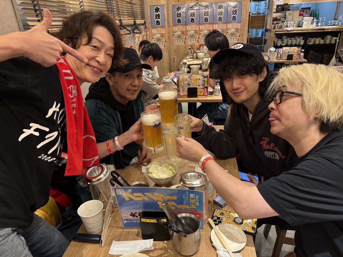 chiwataofficial's tweet photo. 今日の余韻に浸りながら
メンバーのみんなと飲んでます

福岡ーーー！
最高の時間をありがとーーー！😊

バンドっていいね！

この勢いで
明日10/4(日)は広島ワイズじゃーーー！ https://t.co/OOjME16ezM