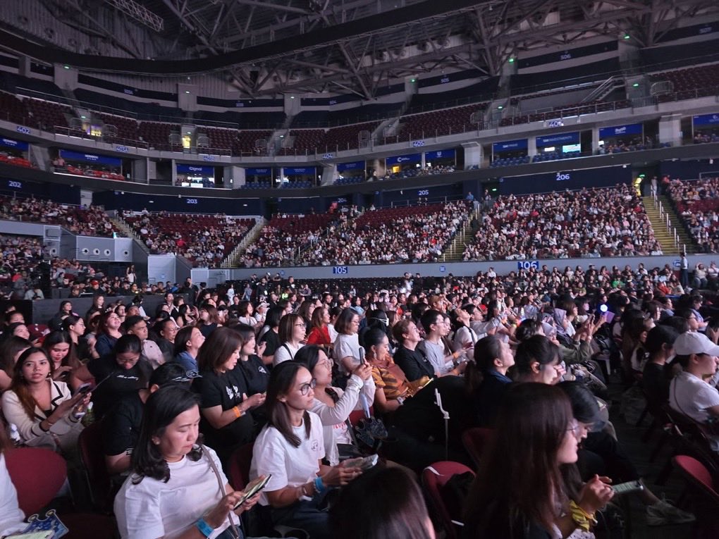 Preshie2345's tweet photo. Thank you kimsoohyun, thank you @benchtm for bringing smile to our faces by hosting the fan meeting! It means so much to the fans 💜💚 Thank you for making the reunion possible and thanks to our Global Superstar kimsoohyun for showing up 😍🥰💜💚
#KimSooHyunInManila
#BENCHXKIMSOOHYUN
#OurForeverWithYou