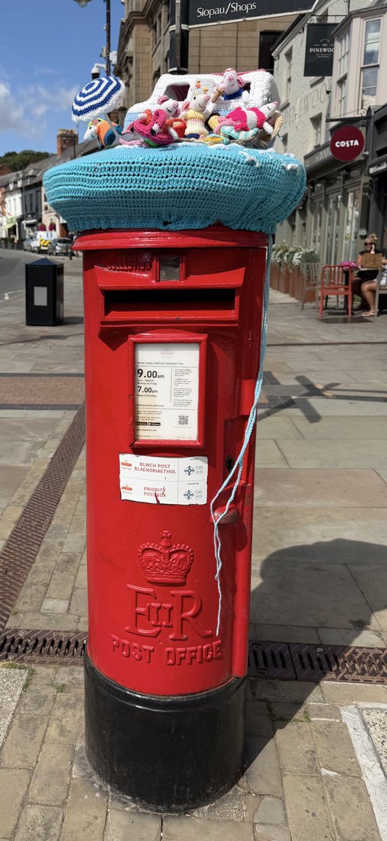 _tomfallon's tweet photo. Ice cream van topper at #welshpool #wales #cymru #postboxsaturday ๐ฎ๐ฆ https://t.co/rf5z5vaHtO