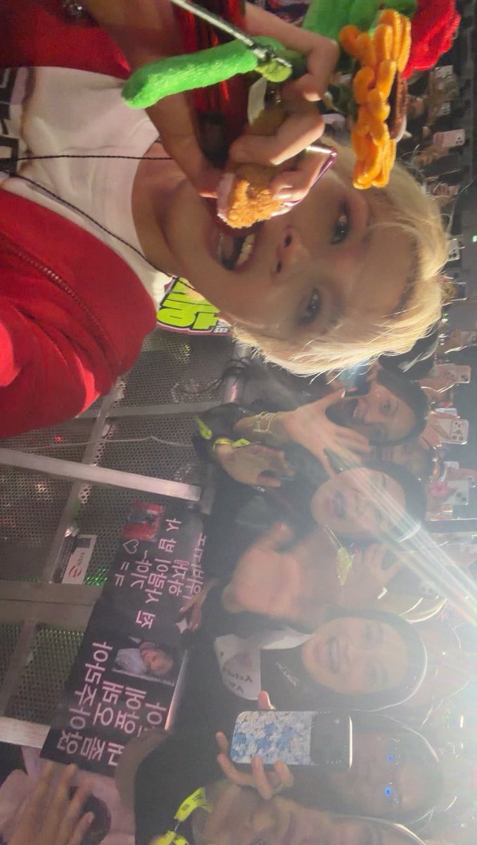xneojunx's tweet photo. STOPPP HAECHAN LOOKS SO ADORABLE IN THIS SELCA WITH HAEFS 😭🤏 https://t.co/7qi5QCL7XF