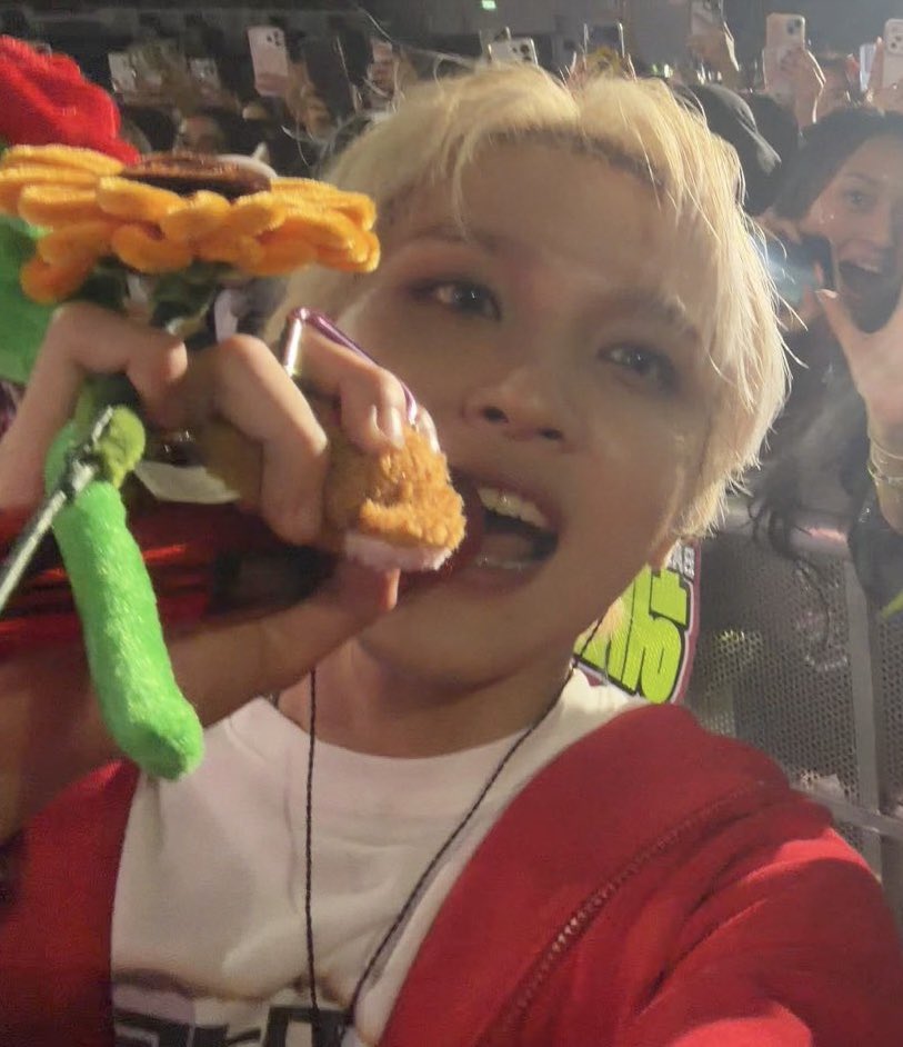 xneojunx's tweet photo. STOPPP HAECHAN LOOKS SO ADORABLE IN THIS SELCA WITH HAEFS 😭🤏 https://t.co/7qi5QCL7XF