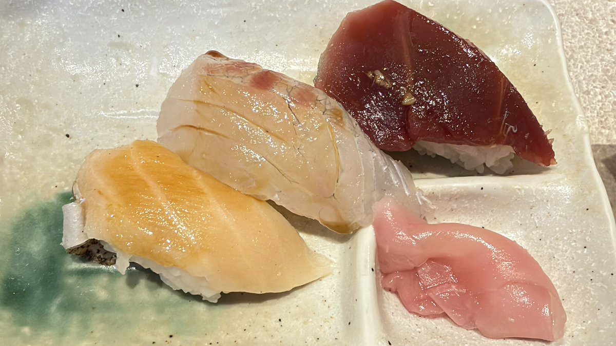 1000joy's tweet photo. 天満の改札から約30秒「寿司の奥田」。土曜13時頃、立ち飲み店内は8割ほどで客が次々交代。せんべろセットをビールで始め、マグロ無の5貫盛りとビールを追加。2人で3,700円。追加はスマホでQR注文。まずセットからがおすすめ。
#天満 #寿司 #昼飲み https://t.co/zvWXPTHuOy