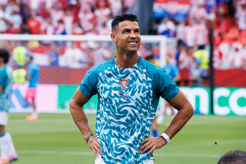 ActuCR7_'s tweet photo. 🚨🚨 𝗝𝗢𝗥𝗚𝗘 𝗝𝗘𝗦𝗨𝗦 🇵🇹 𝗔𝗨𝗥𝗔𝗜𝗧 𝗣𝗥𝗜𝗦 𝗖𝗢𝗡𝗦𝗖𝗜𝗘𝗡𝗖𝗘 𝗗𝗘 𝗟’𝗜𝗠𝗣𝗢𝗥𝗧𝗔𝗡𝗖𝗘 𝗗𝗘 𝗥𝗢𝗡𝗔𝗟𝗗𝗢 𝗘𝗧 𝗗𝗘 𝗟𝗔 𝗡𝗘́𝗖𝗘𝗦𝗦𝗜𝗧𝗘́ 𝗗𝗘 𝗟𝗜𝗠𝗜𝗧𝗘𝗥 𝗟𝗘𝗦 𝗗𝗘́𝗚𝗔̂𝗧𝗦 𝗦𝗨𝗥 𝗟’𝗜𝗠𝗔𝗚𝗘 𝗗𝗘 𝗟𝗔 𝗦𝗘𝗟𝗘𝗖̧𝗔̃𝗢 ! 👀

Le sélectionneur aurait accepté des discussions pour se réconcilier avec CR7. 

La balle serait désormais dans le camp de Cristiano. La Fédération attendrait sa réponse et refuserait de voir son histoire avec sa légende se terminer ainsi. 🤝

🗞️ @abolapt