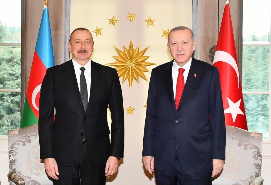 DrSinanOgan's tweet photo. Türkiye ile Azerbaycan arasındaki ilişkiler, dönemsel tartışmaların veya günlük siyasi polemiklerin sınırlarına sığdırılamayacak kadar köklü, güçlü ve stratejik bir kardeşlik ilişkisidir. “Bir millet, iki devlet” anlayışı yalnızca bir söylem değil; tarihimizin, ortak mücadelemizin, karşılıklı dayanışmamızın ve bugün devletlerimiz arasında tesis edilen stratejik müttefikliğin ifadesidir.

Nitekim devletlerimiz arasındaki ilişkiler savunmadan enerjiye, ticaretten ulaştırmaya, diplomasiden bölgesel güvenliğe kadar hemen her alanda güçlü biçimde gelişmeye devam etmektedir.

Bunun en güncel ve somut örneklerinden biri de geçtiğimiz günlerde Bakü’de düzenlenen ADEX 2026 kapsamında ortaya konmuştur. Türk savunma sanayii şirketleri ile Azerbaycan arasında ortak üretim, teknoloji, savunma sistemlerinin tedariki ve yeni yatırımları kapsayan 500 milyon doların üzerinde sözleşme ve mutabakat imzalanmıştır. Nahçıvan’da üretim tesisi kurulmasından radar sistemlerine ve HÜRKUŞ-II uçaklarına kadar uzanan bu iş birlikleri, iki ülkenin yalnızca bugünü değil, geleceği de birlikte planladığını göstermektedir.

Yine 2 Ekim’de Şuşa’da Türkiye, Azerbaycan ve Gürcistan savunma bakanlarının bir araya gelmesi ve savunma alanındaki iş birliğinin geliştirilmesi yönündeki iradenin teyit edilmesi, devletler arasındaki temasların ve karşılıklı güvenin kesintisiz biçimde sürdüğünün bir başka göstergesidir. 

Böylesine güçlü bir devletler arası irade mevcutken, Türkiye kamuoyunda zaman zaman Azerbaycan’ı hedef alan, doğruluğu ve netliği teyit edilmemiş, gerekçesi anlaşılmamış iddiaların sosyal medya ve bazı basın kuruluşları üzerinden suçlayıcı ve genelleyici bir dil kurulmasını doğru bulmuyoruz. Nitekim Azerbaycan Media ve Yayım Şurası da 26 Eylül’de yaptığı açıklamada Türkiye’deki bazı medya ve sosyal medya paylaşımlarının iki ülke ilişkileri üzerinde olumsuz bir algı oluşturduğuna ilişkin kaygısını kamuoyuyla paylaşmıştır.

Elbette iki kardeş ülkenin kamuoylarında farklı görüşler, eleştiriler ve tartışmalar olabilir. Ancak eleştirinin başka, kardeş bir devleti töhmet altında bırakan doğrulanmamış iddiaların başka olduğu unutulmamalıdır. Türkiye-Azerbaycan ilişkileri toplumlarımızın birbirine duyduğu güvenle de güçlenmektedir. Bu nedenle kullanılan dilin, devletlerimizin yıllar boyunca büyük emekle inşa ettiği kardeşlik ve müttefiklik hukukuna zarar vermemesine özen gösterilmelidir.

Türkiye’nin gücü Azerbaycan’ın, Azerbaycan’ın gücü Türkiye’nin gücüdür. Geçmişte nasıl omuz omuza durduysak, bugün de bölgemizin karşı karşıya olduğu sınamalar karşısında ortak akılla, karşılıklı saygıyla ve kardeşlik hukukuyla hareket etmeliyiz.

Günlük tartışmalar gelip geçicidir; Türkiye-Azerbaycan kardeşliği ise tarihidir ve stratejiktir. Bize düşen bu kardeşliği tartışmaların konusu haline getirmek değil, daha da güçlendirerek gelecek nesillere taşımaktır.

Türkiye ve Azerbaycan ilişkilerinde yaşanacak tartışma ve zedelenmeler ne Türkiye’ye ne Azerbaycan’a ne de Türk dünyasına hiçbir fayda sağlamayamayacak aksine Türk dünyası düşmanlarını sevindirecektir. Kim ki Türk dünyası düşmanlarını sevindiriyor onların gerekçeleri ne olursa olsun niyetleri şüphe altındadır! 🇹🇷🇦🇿