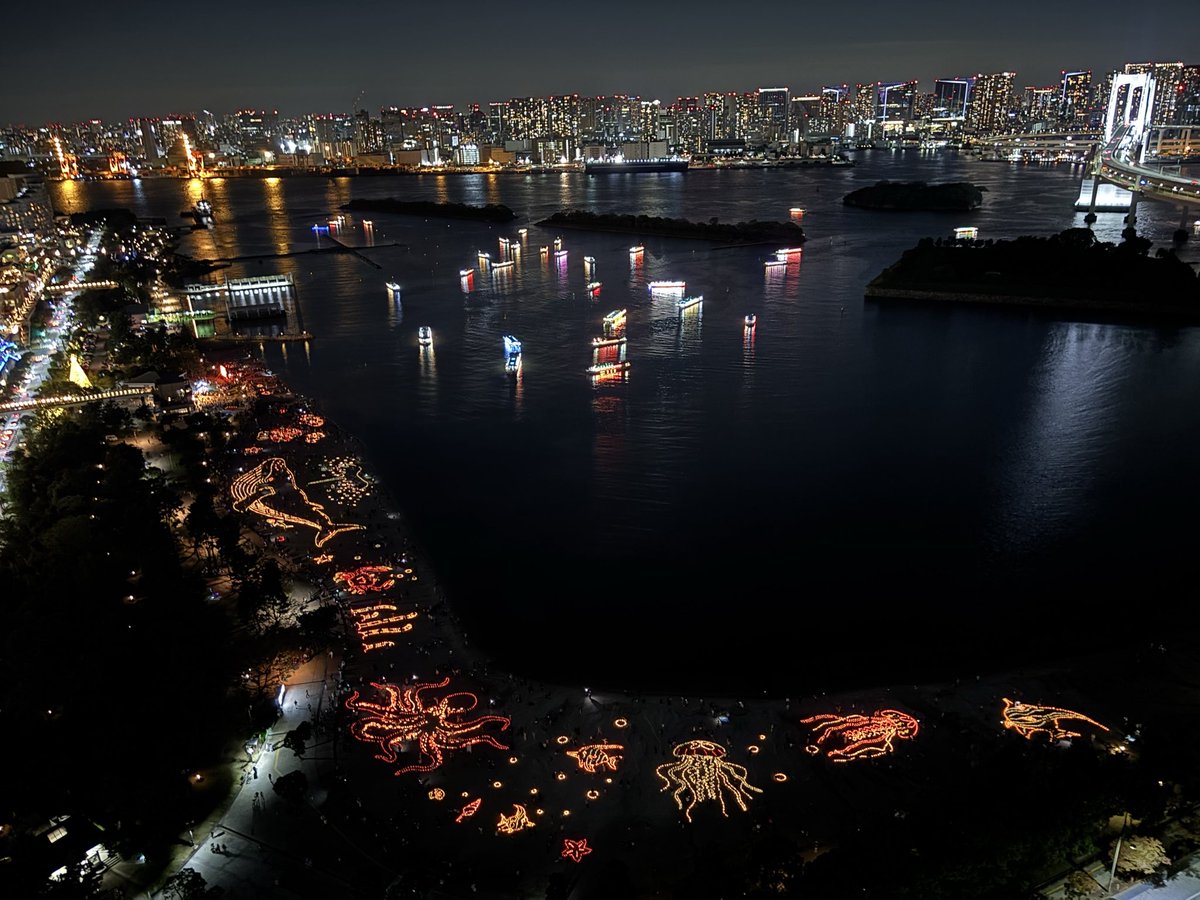 tptckoen's tweet photo. 海の灯まつり in お台場 2026

上から見た写真です📸

今年のテーマは「海のいきものたち」です🐳

ご参加いただいた皆さま、ありがとうございました！

キャンドルの火が消えるまで、お楽しみください🕯️✨

明日も開催しますので、ぜひお越しください！

#海の灯まつり https://t.co/VevOxKjD9e