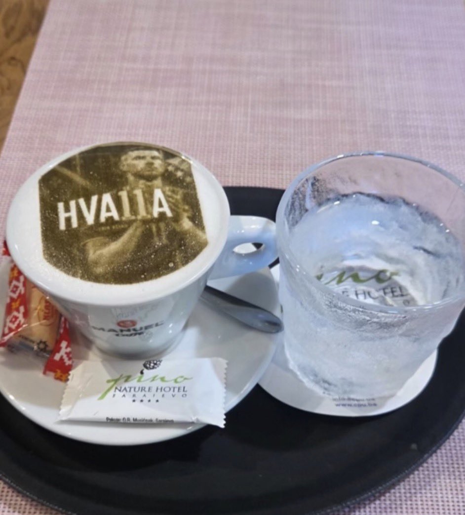 _BeFootball's tweet photo. LA BOSNIE SAIT RENDRE HOMMAGE À SES LÉGENDES 🇧🇦🤯

👉 généralement servi par portions de 10, le plat traditionnel "cevapi" a été servi par portions de 11, numéro de Dzeko en sélection 🍽️ 

👉 le réseau de transports local (bus et trams) orné de pancartes “MERCI EDIN” 🚌 

👉 à la 11e minute du match face à la Suède, les riverains vivant autour du stade ont fait craqué des fumigènes à leurs fenêtres 🧨 

👉 un spectacle de drone dédié à Dzeko après le match 🤩

👉 de nombreux chauffeurs de bus arboraient un maillot de Dzeko pendant leur service 👕 

👉 une immense pancarte a été déployée sur la place centrale de Sarajevo pour lui rendre hommage, avec la possibilité de lui laisser des messages