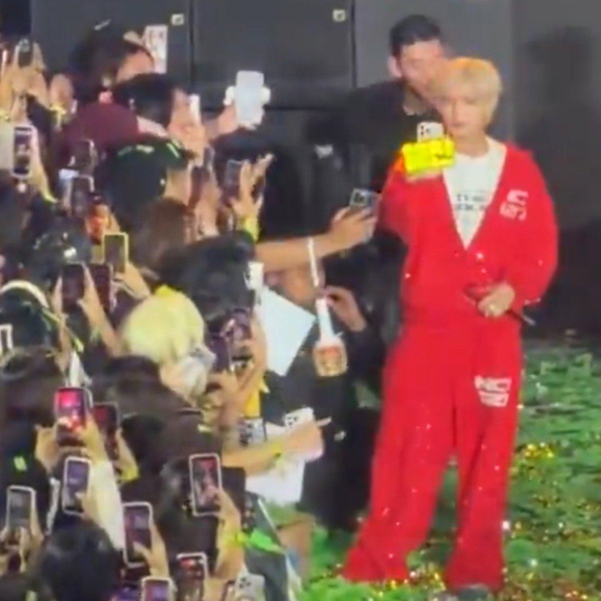 dearchaniee's tweet photo. pas opening redline korea haechan nyeruduk op yang pake popsocket “해찬” segede gaban, nah pas redline jakarta ini dia juga notice op yang pake popsocket “해찬” segede gaban😭😭😭
jadi dia ambil hpnya dan bikin video dihpnya op ituuu😭😭😭
YAAMPUN HAECHAN NGEJARRR TERNYATAAA KALO ADA “SINYALNYAAA”😭😭😭