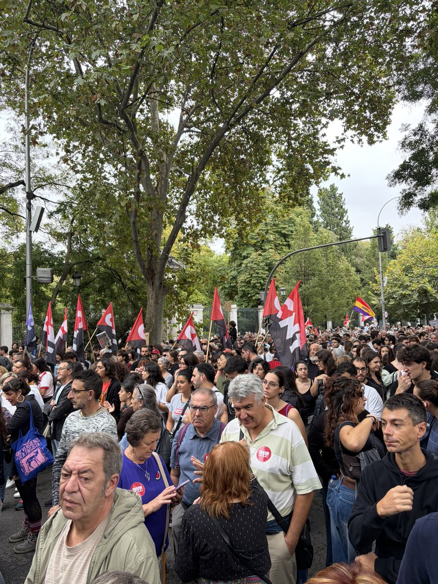 FRAVM's tweet photo. La vivienda no puede seguir siendo el negocio de unos pocos mientras miles de familias son expulsadas de sus barrios.
Desde la FRAVM lo tenemos claro: organización vecinal y movilización social.

#ViviendaDigna https://t.co/5Q4KNiHDPB