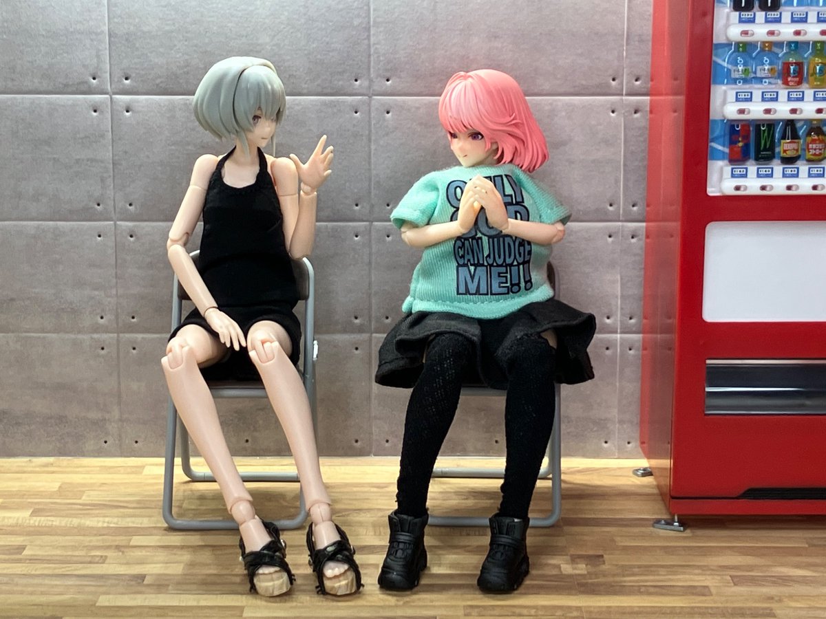 mukaider01's tweet photo. 撮影の合間の談笑
#蝸之殻
#snailshell
#plamax https://t.co/JCSpS5oeWK