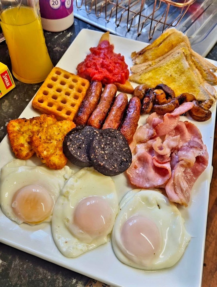 TheRealJamieKay's tweet photo. Happy Thursday! 

Anything missing from this breakfast bad boy? https://t.co/pn8Vt3Lml7
