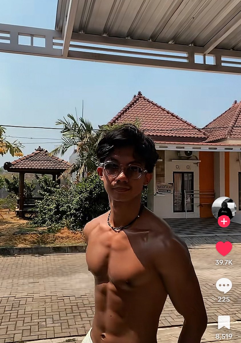 Jiroo1803's tweet photo. Akhirnya ngeliat dia Shirtless. Gila sih. Ga salah udah ngidolain dari dulu. Bikin horn* jujurrr 😭💦 https://t.co/XEXwDli5cl