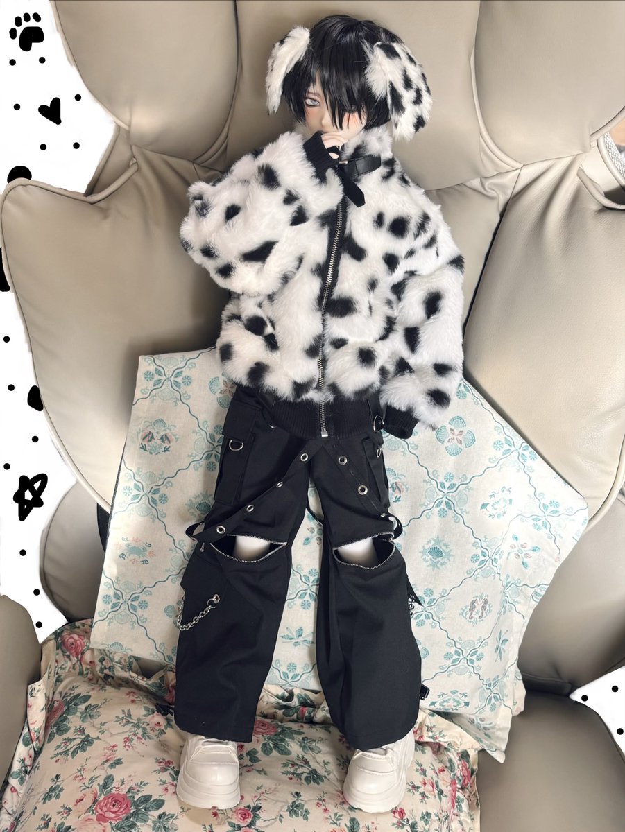 modh_bom's tweet photo. 憧れていたJentako様（@JentakoY ）のお洋服が届きました✨
この子に着せたかったブルゾン🤤…💖
お膝ﾁﾗパンツ（2枚目）と合わせても良すぎる〜！！😻

��耳はshiroさん（@kusan8404 ）の企画にていただいたものです🐾
全身コーデできた😭💓

背景汚いので落書きで誤魔化し╰(╰.ω.)╯

#Jentako服 https://t.co/6bYphpUNzO