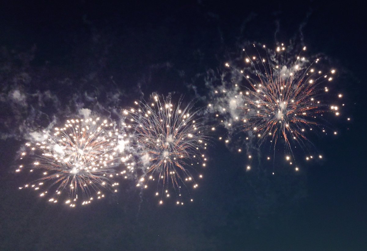 SinNacht's tweet photo. 三郷花火大会2026に行ってきました!
視界いっぱいに広がる花火、感じる音、漂う火薬のにおいを全身で感じるのは格別でした！
運営の方々も色々と盛り上げてくれて、超かぐや姫をきっかけにしていった自分も終始楽しい時間と思い出を作れました。
ありがとうございました!
#三郷花火大会 https://t.co/CquTCuvUWz