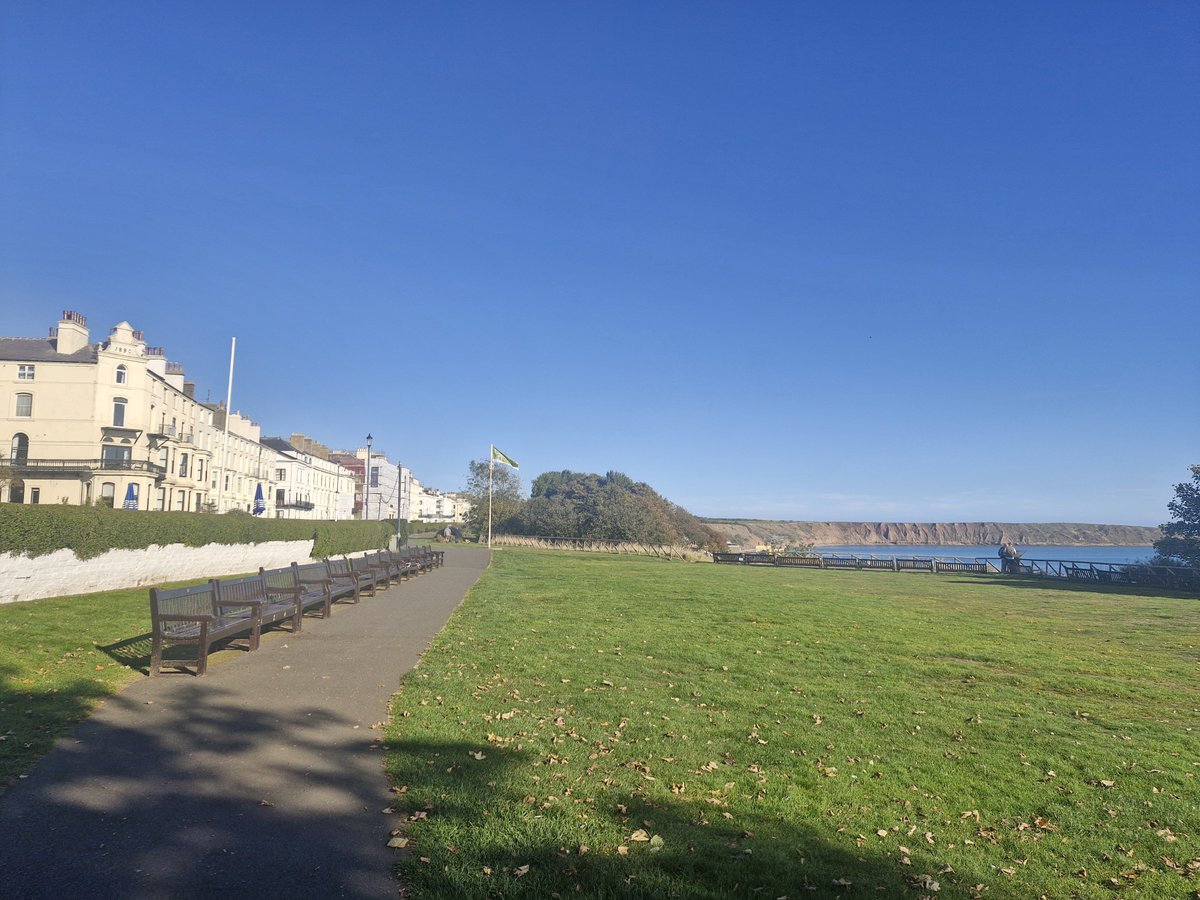 CreativSam2's tweet photo. Not a cloud to be seen in smiley Filey. 
#Northyorkshire https://t.co/Fqw2wwj5Us