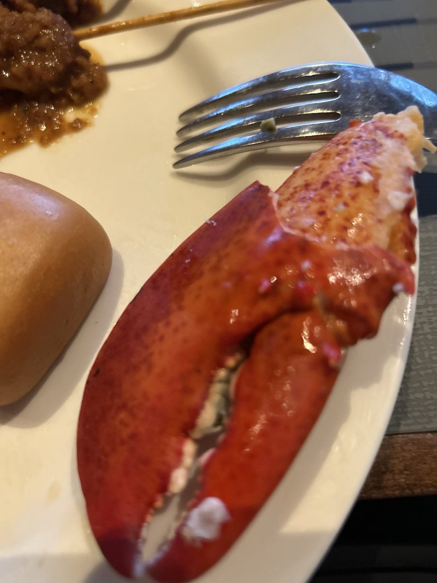 Lucian_Eval's tweet photo. #masticate this delicious seafood🤤 

don’t worry i am nawt eating nimmy’s friends trust… https://t.co/YlCJhjCYni