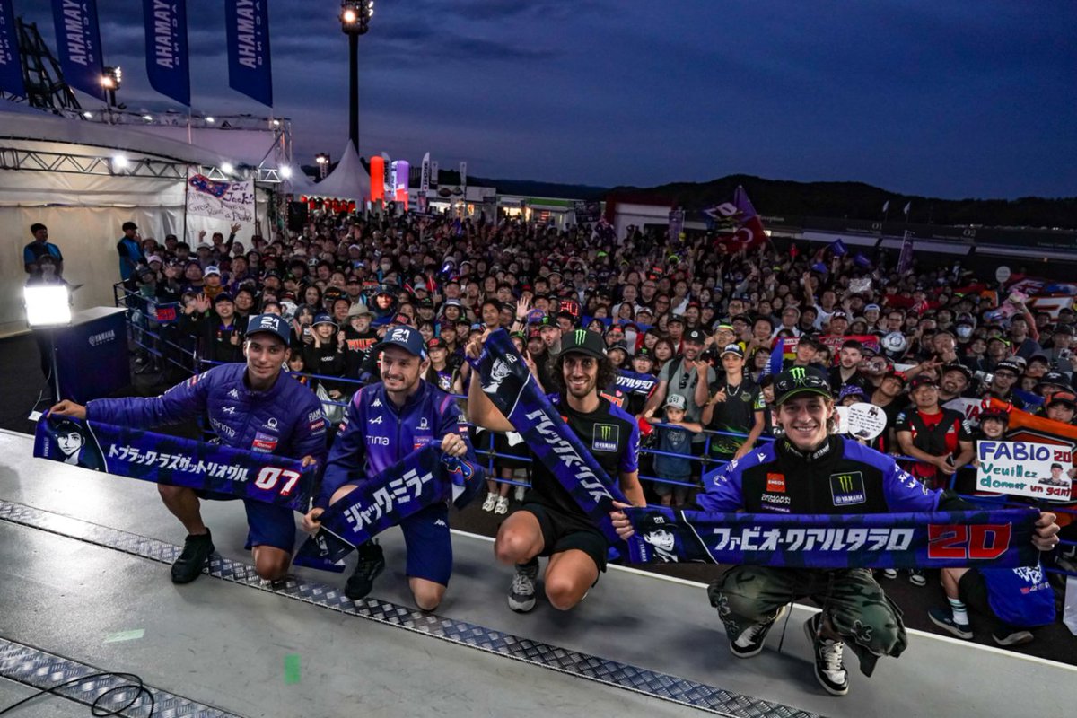 yamaha_race's tweet photo. ＼ヤマハファンブーストークショー／

#日本グランプリ、ヤマハファンブースにてライダー🎙️トークショーを開催。

ファンの皆さんの温かい歓迎にライダーは感激👏

🇯🇵日本のファンの魅力や日本での楽しみ、明日のレースに向けての意気込みなど、笑いを交えながら和気あいあい。
わずかなひとときでしたが、皆さんとの交流を楽しみました。

ライダー到着まで、🕐長い時間お待ちくださったファンの皆さん、ありがとうございました。
#YamahaFactoryRacing #YAMAHA #Moto2_jp