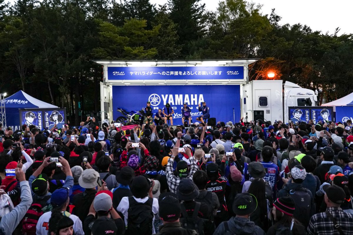 yamaha_race's tweet photo. ＼ヤマハファンブーストークショー／

#日本グランプリ、ヤマハファンブースにてライダー🎙️トークショーを開催。

ファンの皆さんの温かい歓迎にライダーは感激👏

🇯🇵日本のファンの魅力や日本での楽しみ、明日のレースに向けての意気込みなど、笑いを交えながら和気あいあい。
わずかなひとときでしたが、皆さんとの交流を楽しみました。

ライダー到着まで、🕐長い時間お待ちくださったファンの皆さん、ありがとうございました。
#YamahaFactoryRacing #YAMAHA #Moto2_jp