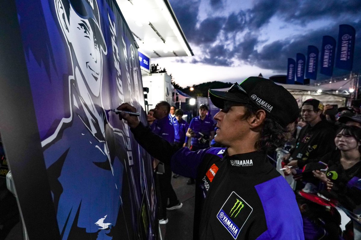 yamaha_race's tweet photo. ＼ヤマハファンブーストークショー／

#日本グランプリ、ヤマハファンブースにてライダー🎙️トークショーを開催。

ファンの皆さんの温かい歓迎にライダーは感激👏

🇯🇵日本のファンの魅力や日本での楽しみ、明日のレースに向けての意気込みなど、笑いを交えながら和気あいあい。
わずかなひとときでしたが、皆さんとの交流を楽しみました。

ライダー到着まで、🕐長い時間お待ちくださったファンの皆さん、ありがとうございました。
#YamahaFactoryRacing #YAMAHA #Moto2_jp