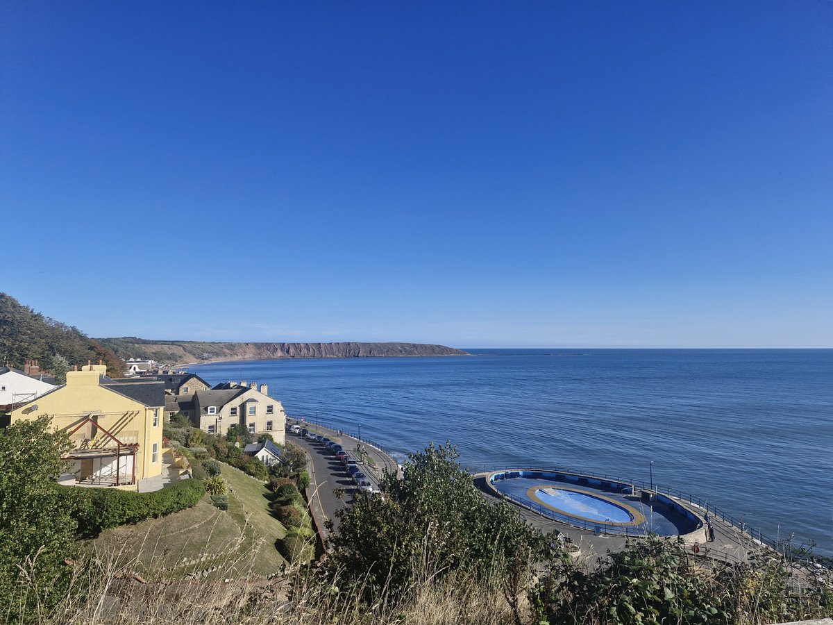 CreativSam2's tweet photo. Not a cloud to be seen in smiley Filey. 
#Northyorkshire https://t.co/Fqw2wwj5Us