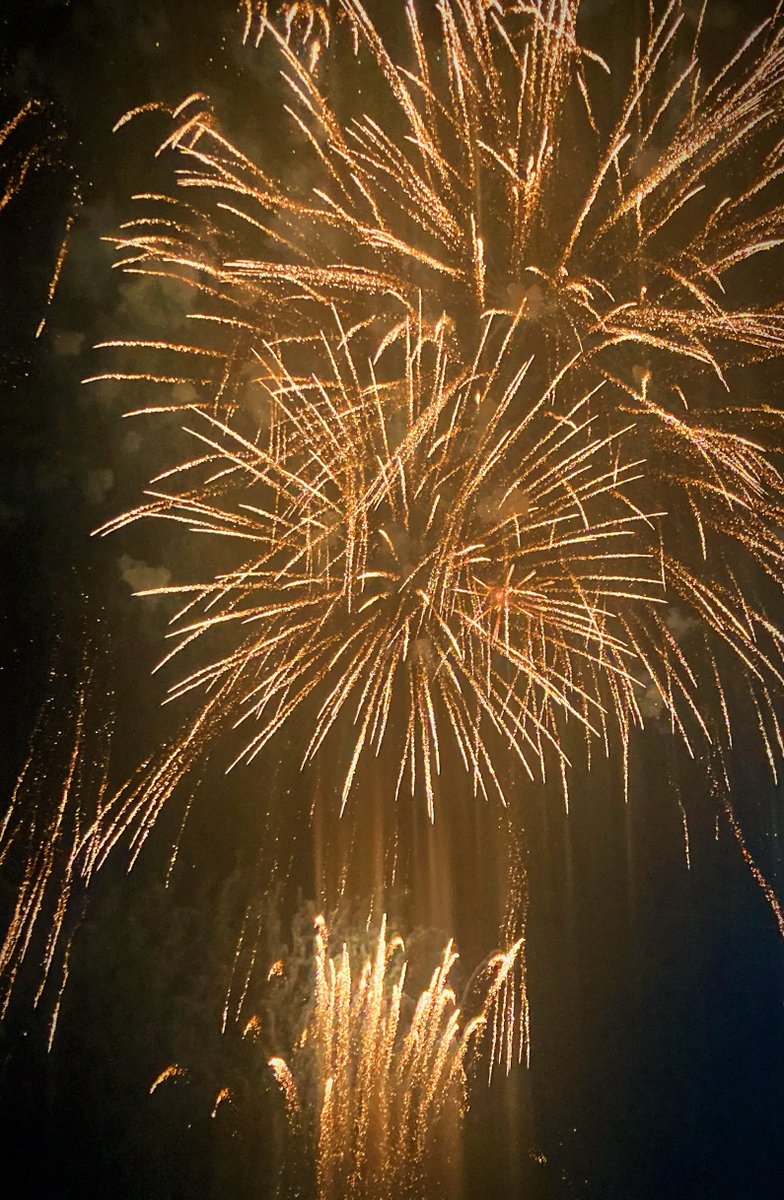 yellowviolet_fa's tweet photo. 地元の花火大会だったのでした🎆天気も気温もいい感じで美しかった…🌟　めちゃくちゃ混雑してるのでちょっと遅くなるかもなのですが、帰ったらちゃんと通販発送します…！ https://t.co/ZPp8rKklav