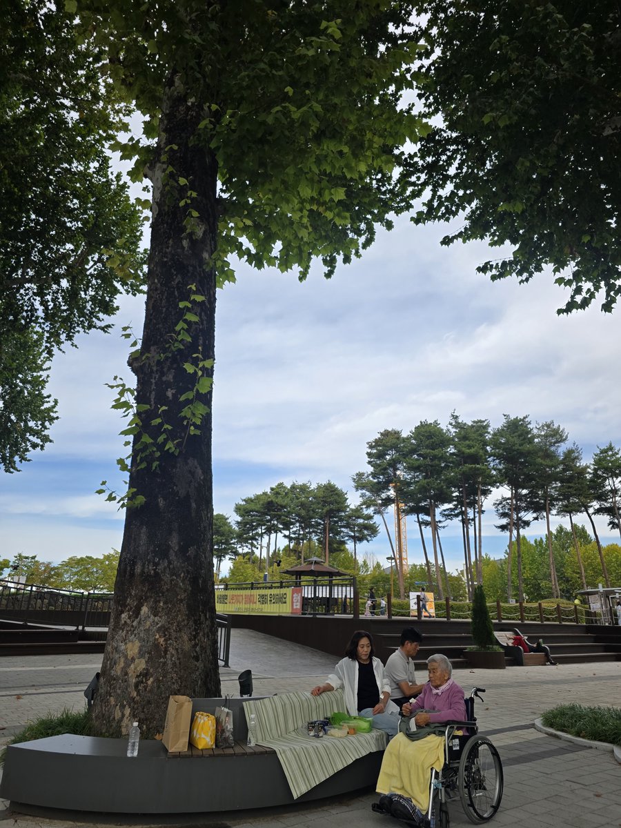 jangytkun's tweet photo. 오늘은 어머니가
노래를 많이 불러주셨다 ♡

3대 악성의 한 분인 가야 출신이며, 신라에서 활약한 우륵이 가야금을 탔다는 충주 탄금대 앞에서는 ,
우륵 선생이 반주를 해주셨다!? ㅎㅎㅎ

행복하다 ^^

#어머니 #우륵 #노래 https://t.co/wPFcvii72U