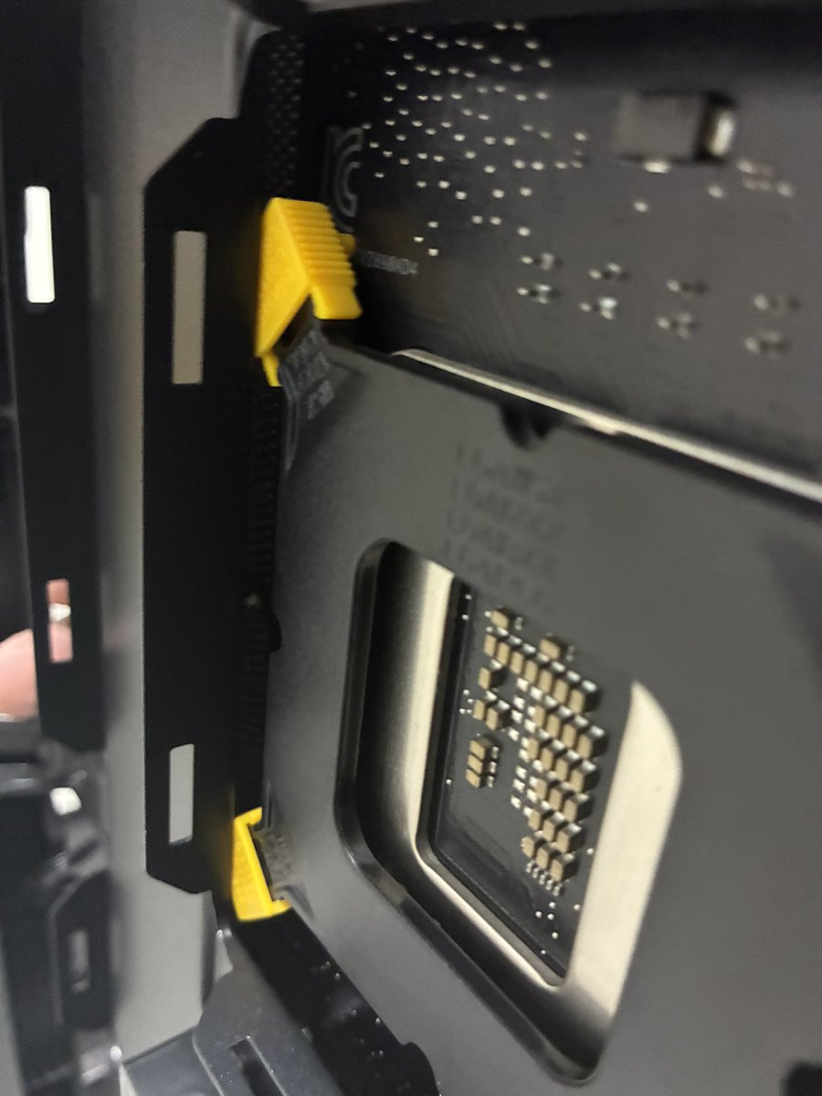 kousaka2810's tweet photo. おい！！　まさかのＣＰＵバックプレートが干渉してマザーボードハマらんやんけwww。こんな事初めてだよ。
ブチ切れ強制カットでゴリ押し。
少し心折れそうになった。 https://t.co/u5OdVBXjgz
