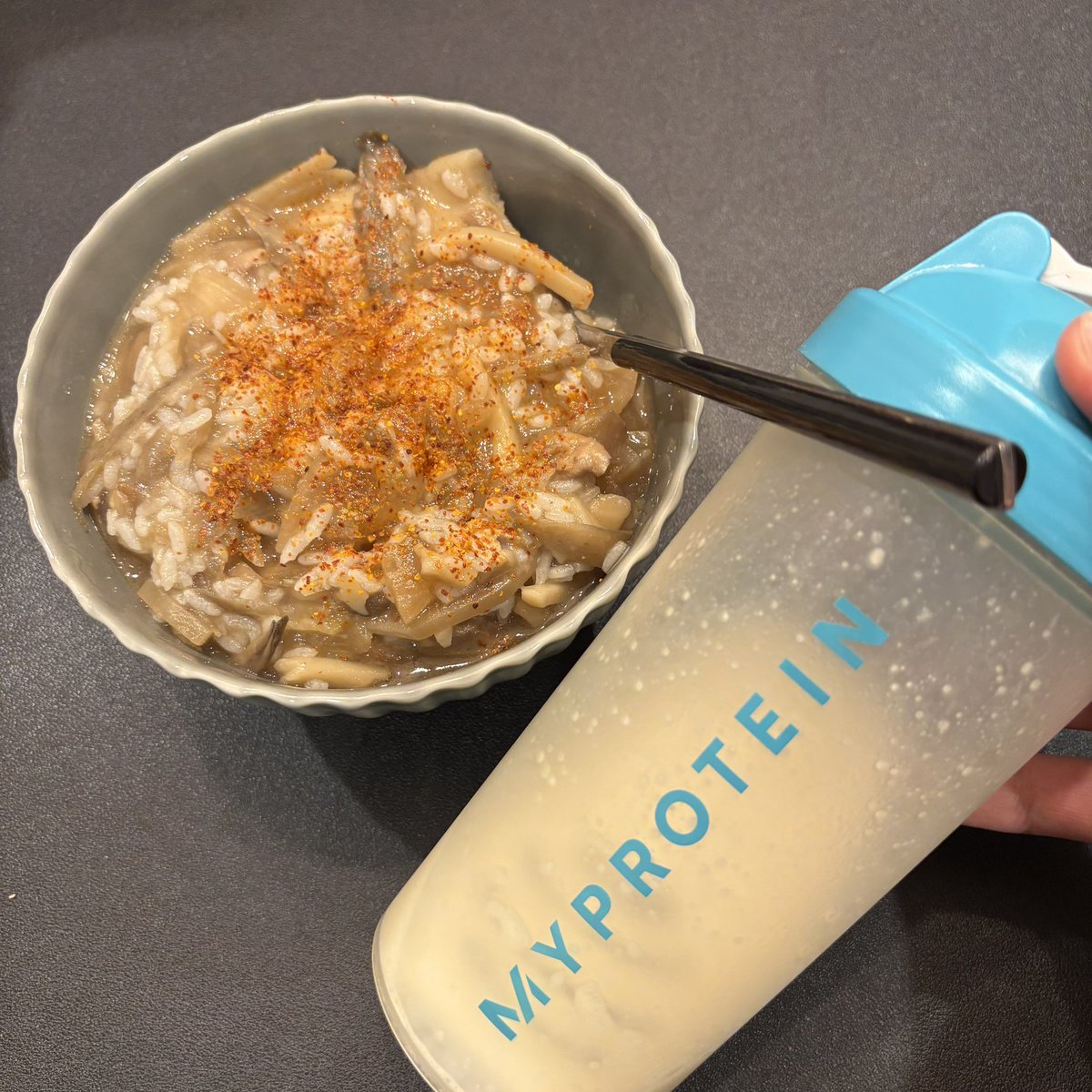 omotigayaseru's tweet photo. 夕食🍽️

おじやとプロテイン

👦の成長を感じられた良い日でした🤲
自分自身も成長出来るよう日々精進💪

今日も１日お疲れ様でした🙇‍♂️

#ダイエット垢さんと繋がりたい
#ダイエット仲間募集中 https://t.co/5dChnd0vcy