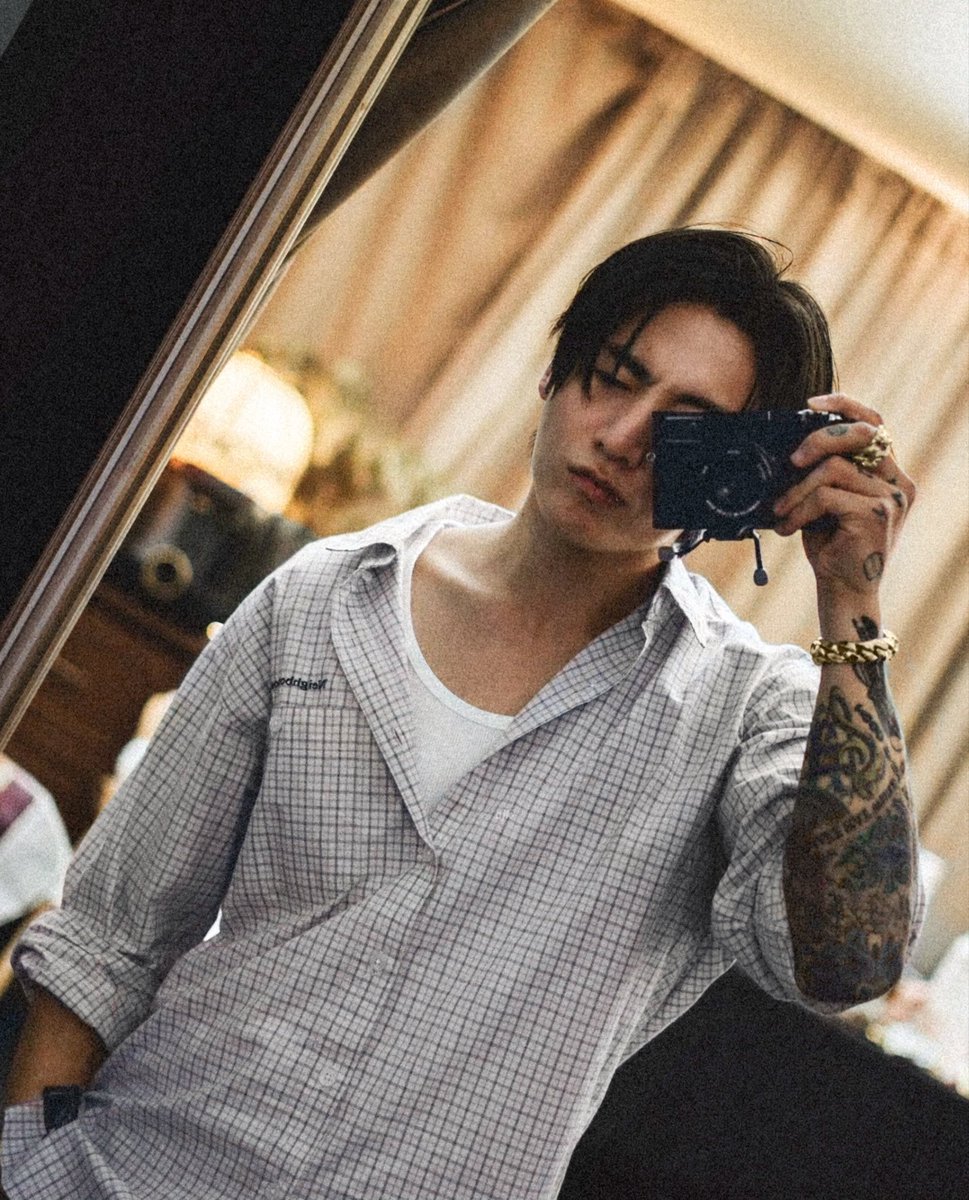 jungkovtae's tweet photo. the muse                           the photographer https://t.co/qI4jVfIgAk
