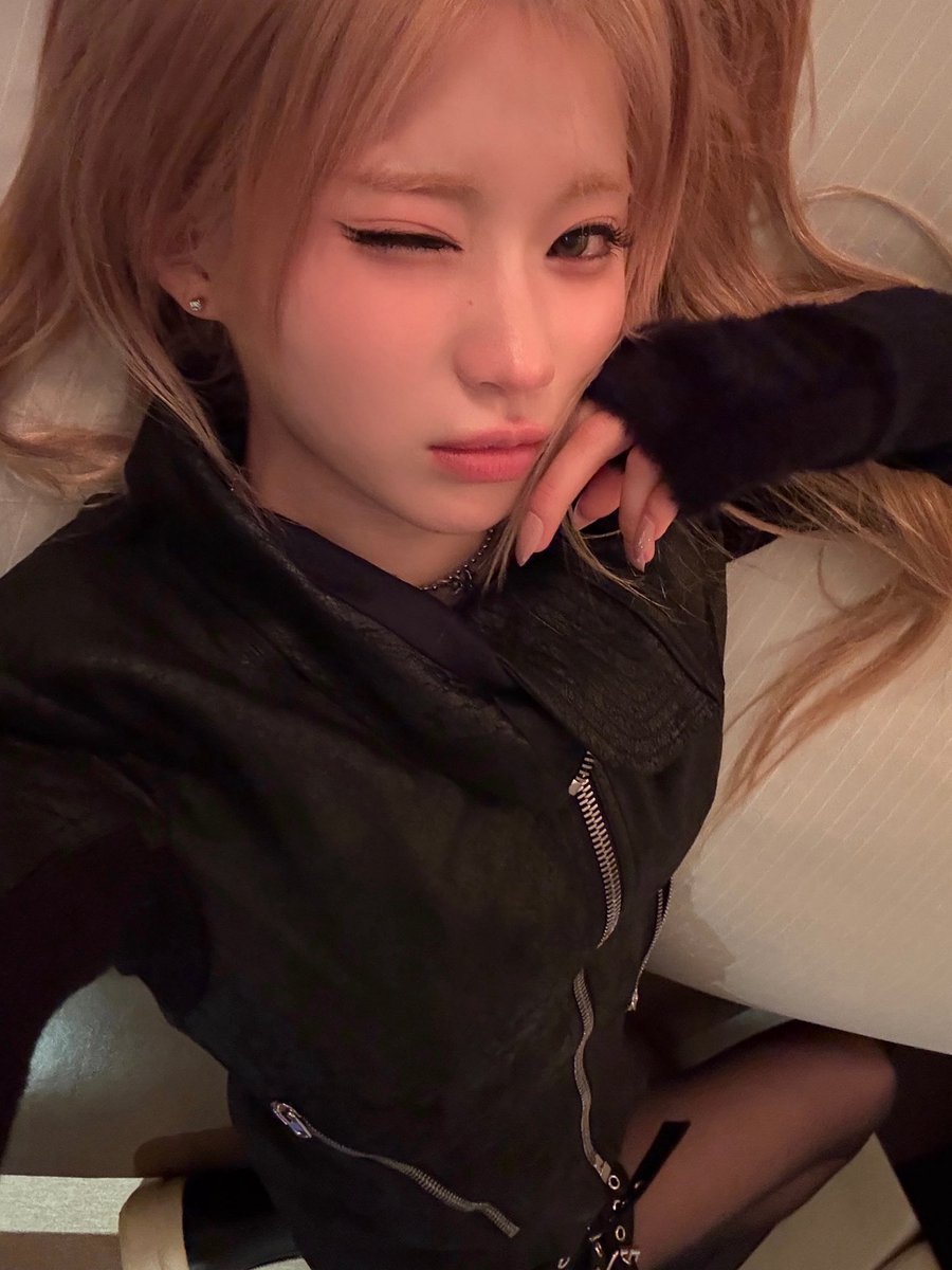 brrruhacesaaa's tweet photo. The only one who can make a full black outfit look so fashionable and not basic https://t.co/cm5LMWI5yK