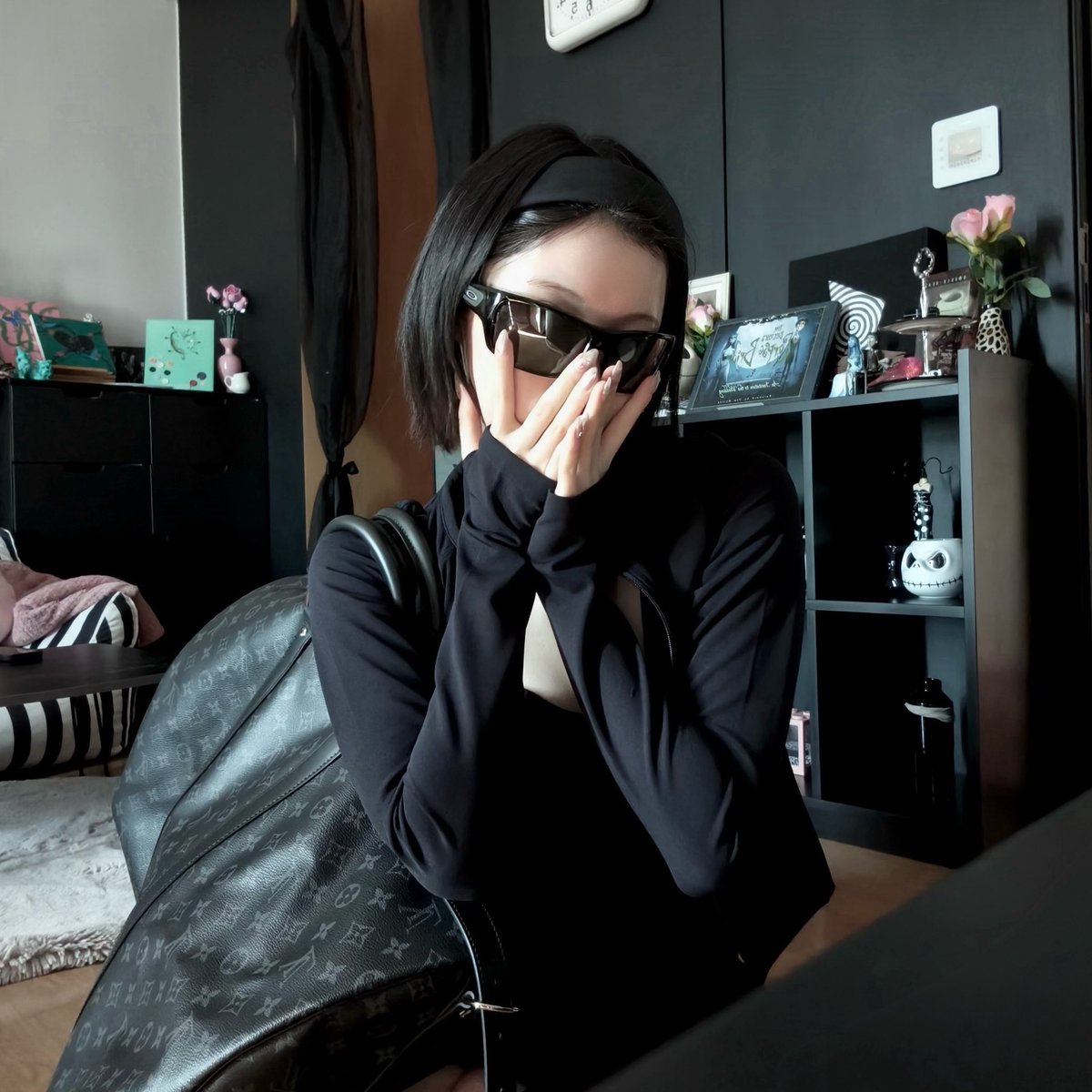 brrruhacesaaa's tweet photo. The only one who can make a full black outfit look so fashionable and not basic https://t.co/cm5LMWI5yK