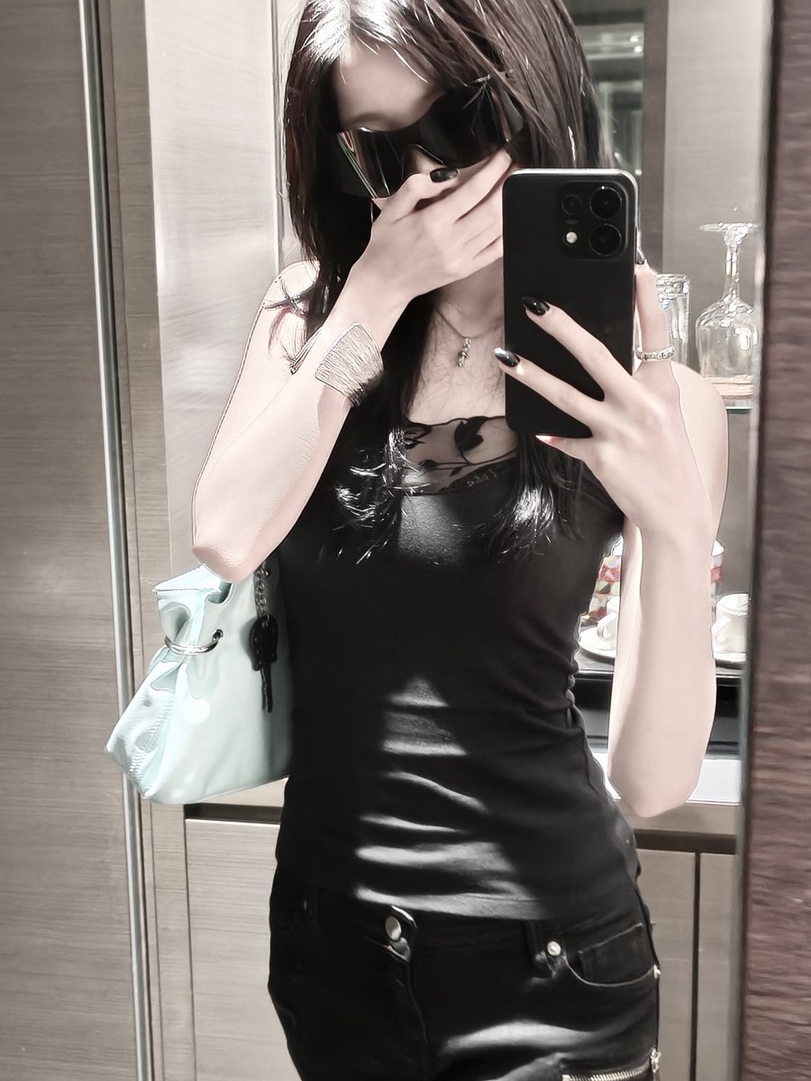 brrruhacesaaa's tweet photo. The only one who can make a full black outfit look so fashionable and not basic https://t.co/cm5LMWI5yK